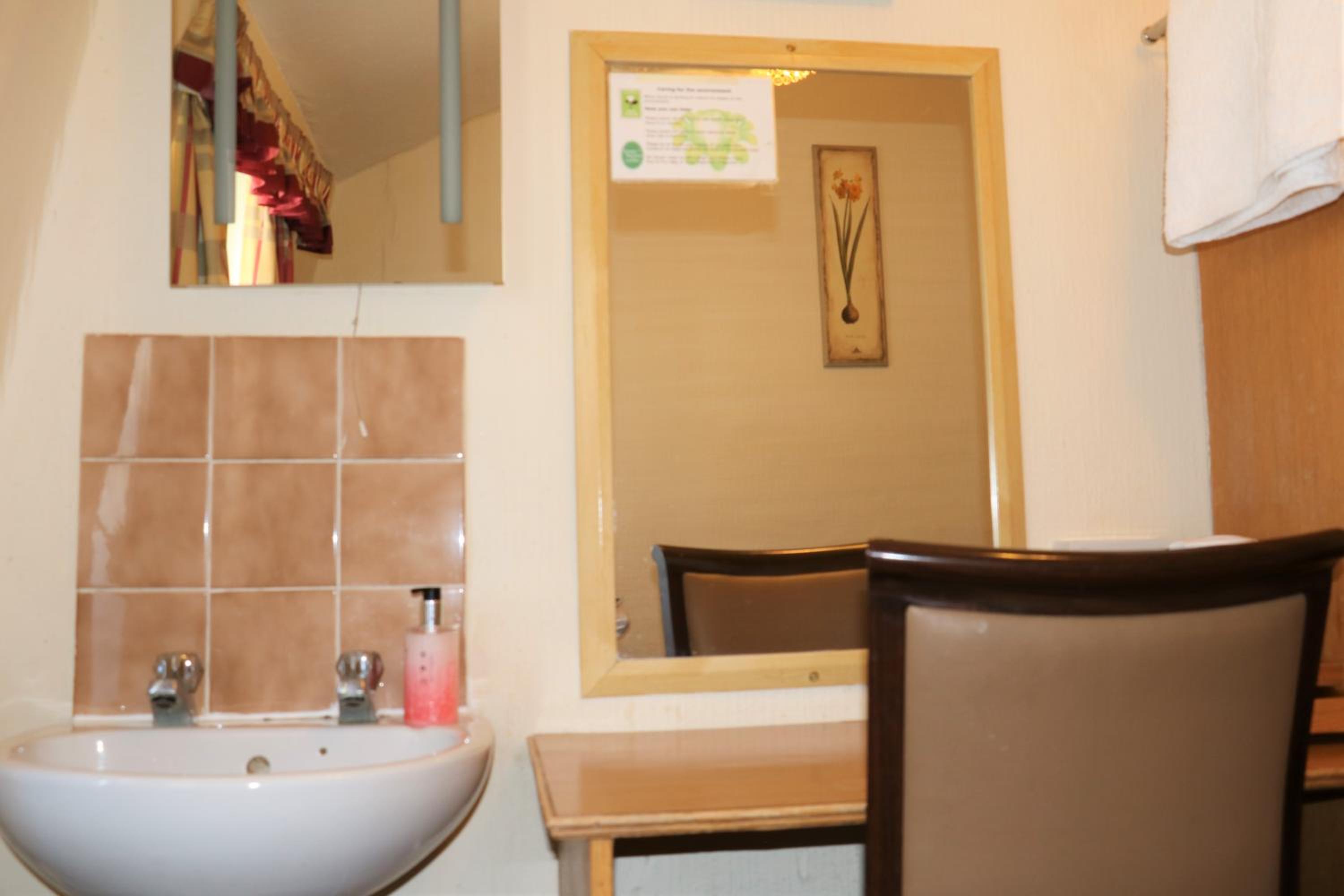 Basic Single Room with Shared Bathroom photo 3