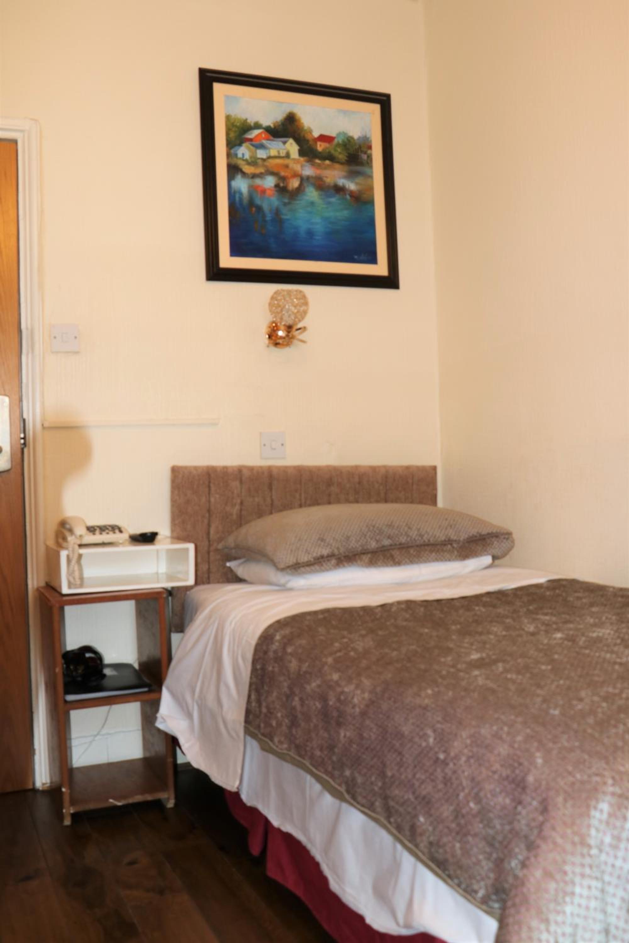 Basic Single Room with Shared Bathroom photo 1