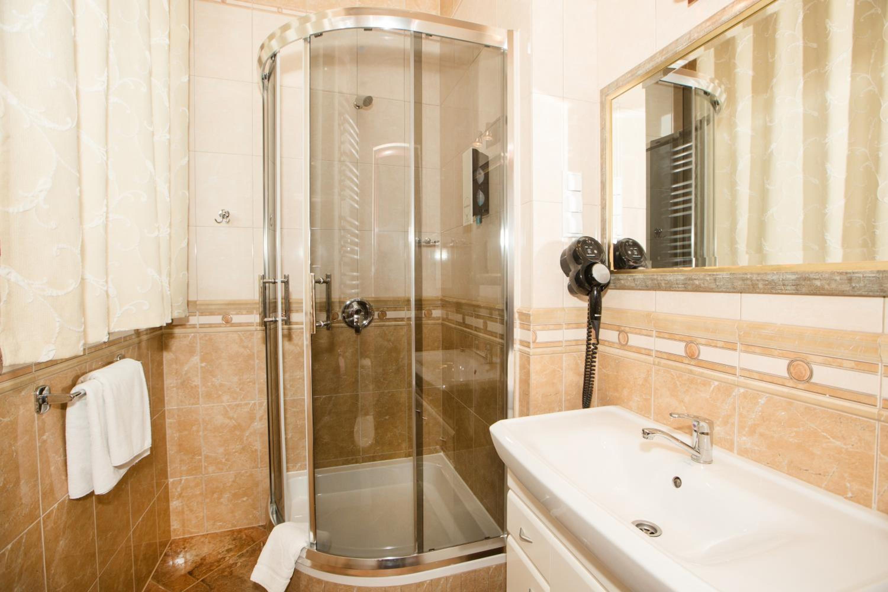 Large Double Room - Photo 5