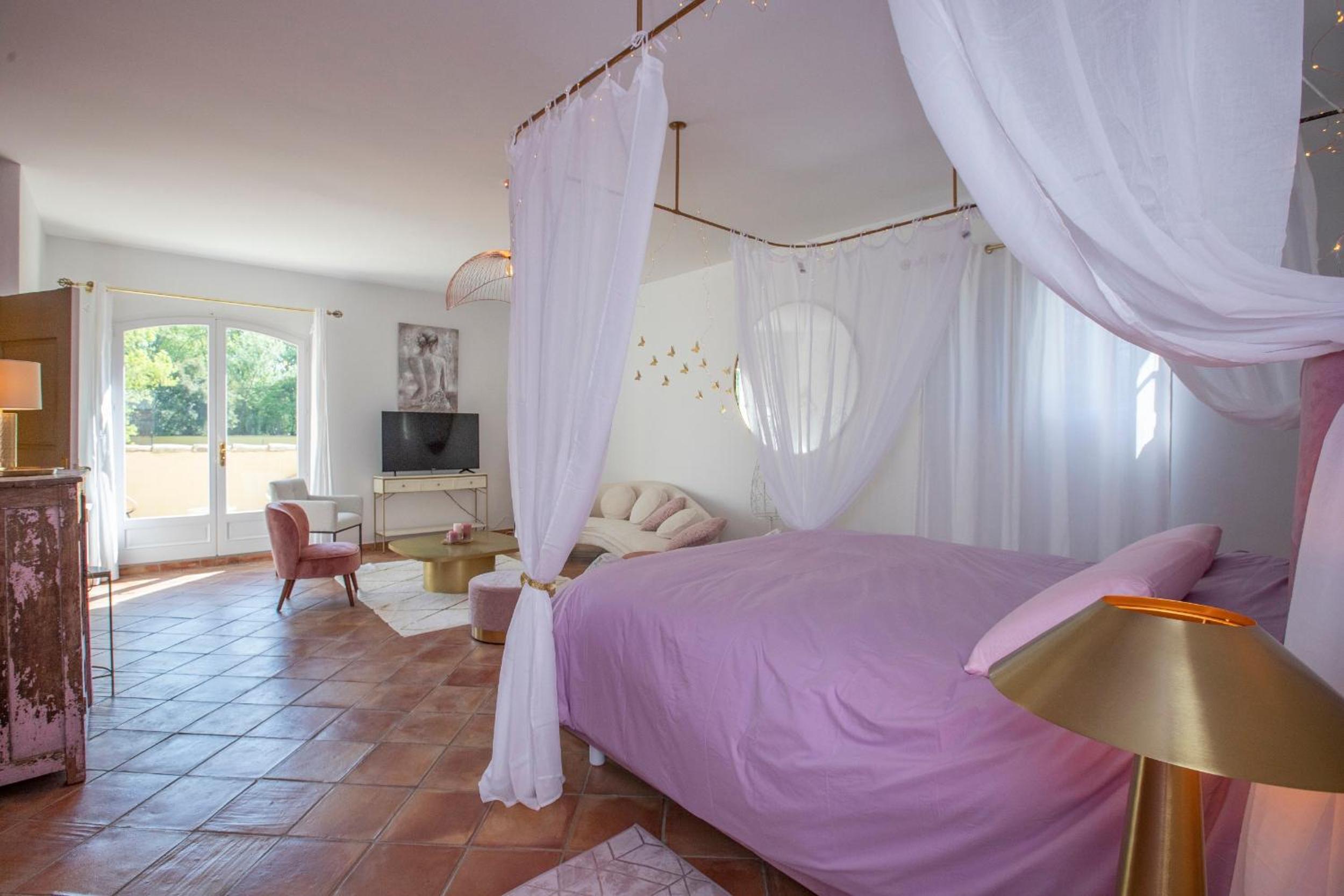 Deluxe King Suite photo 1