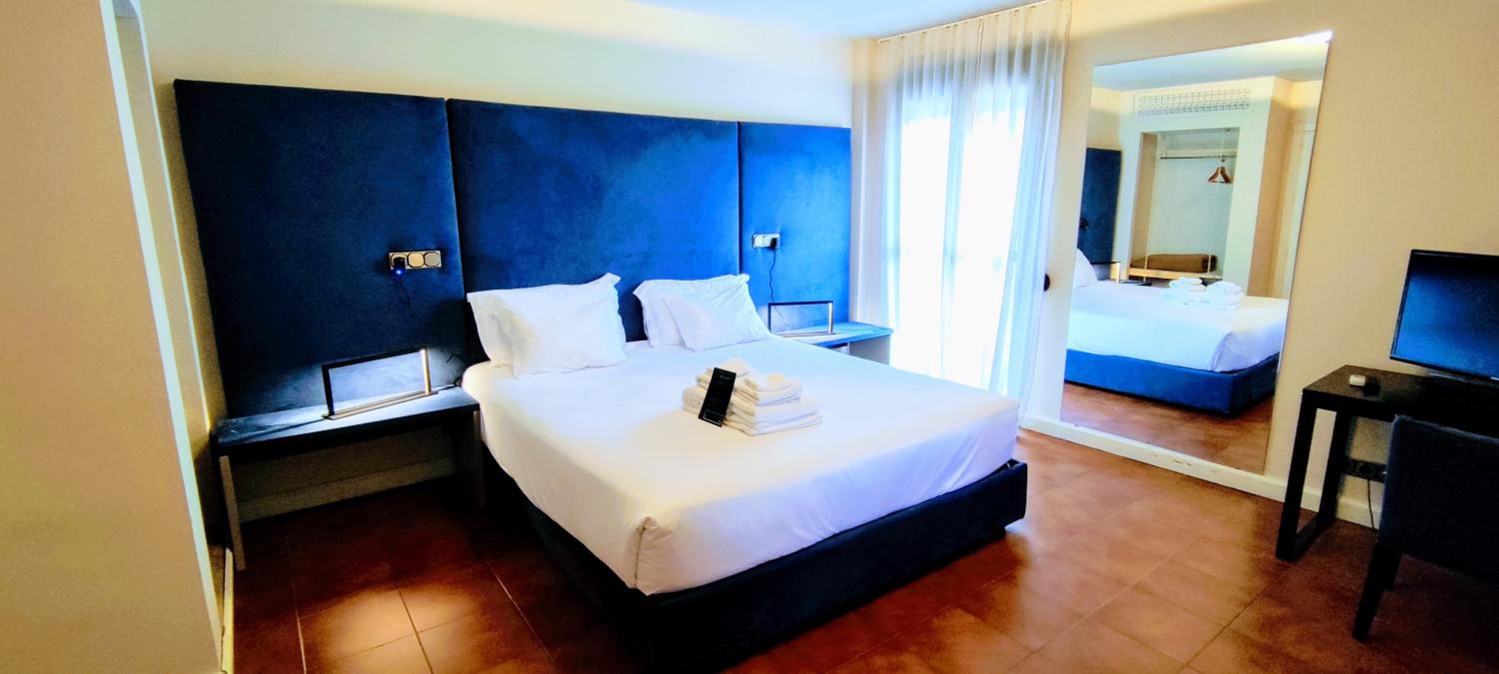 Deluxe Double Room - Photo 9