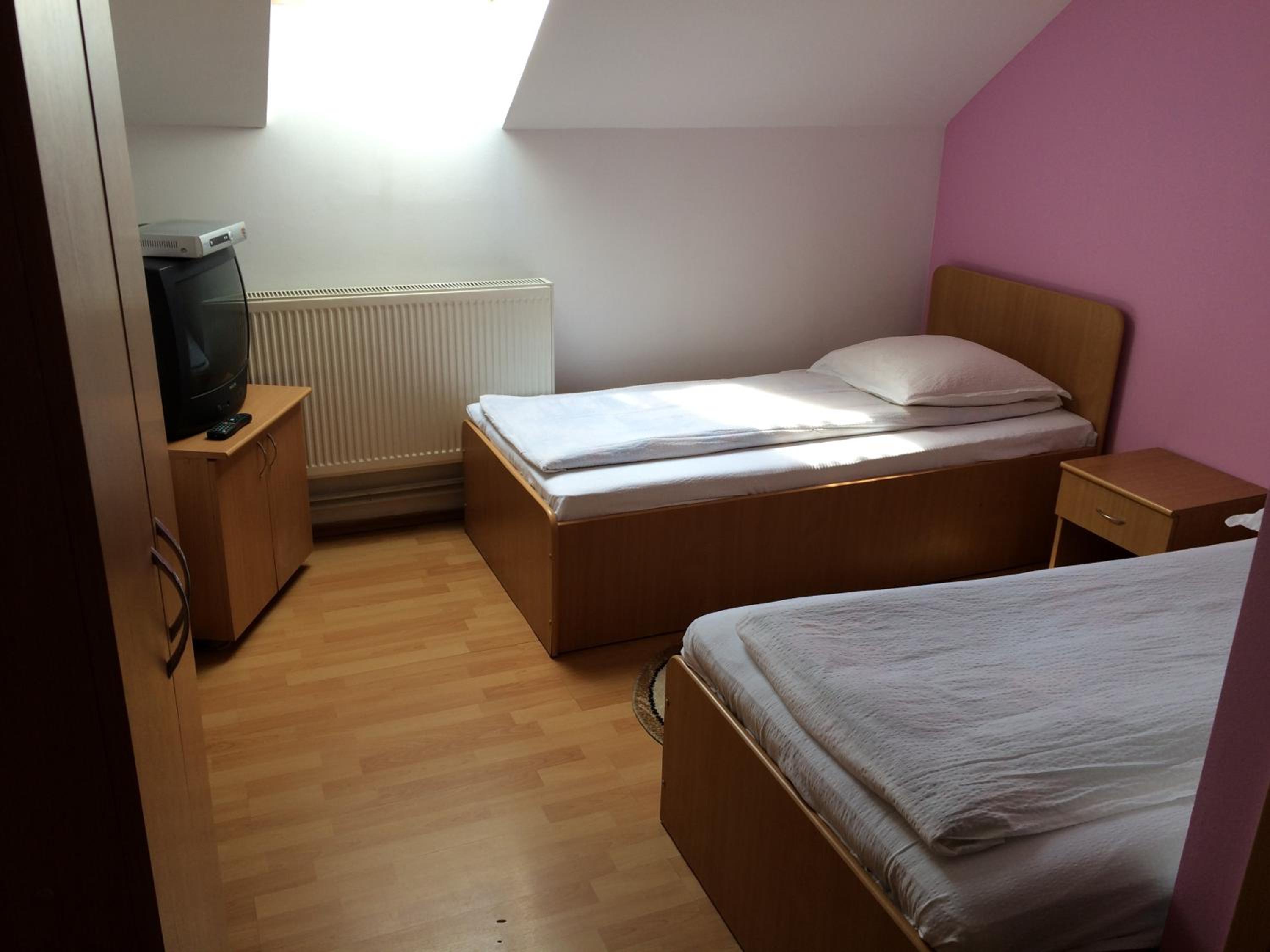 Double or Twin Room - Photo 3