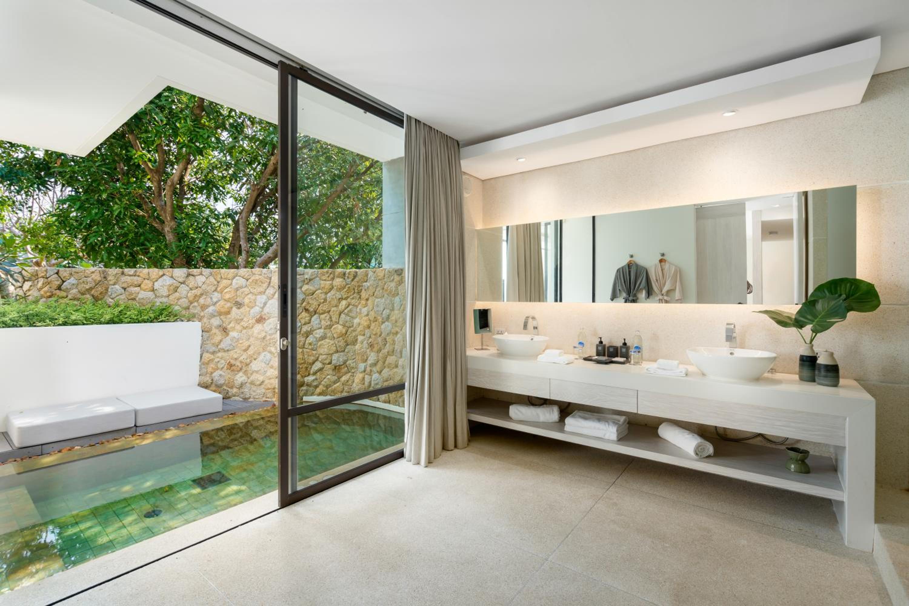 Seven-Bedroom Villa PLUS photo 2