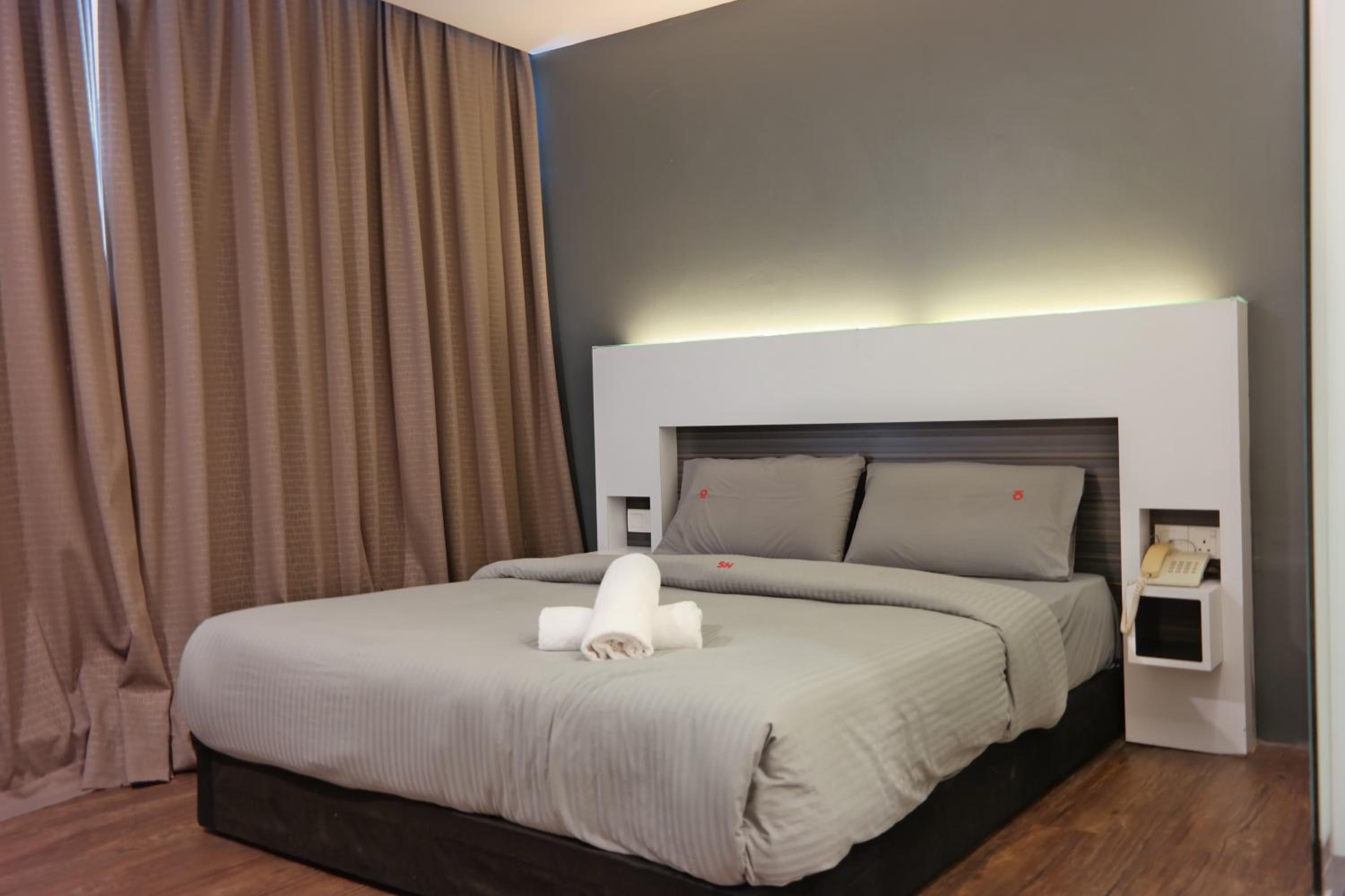 Standard Queen Room - Photo 6