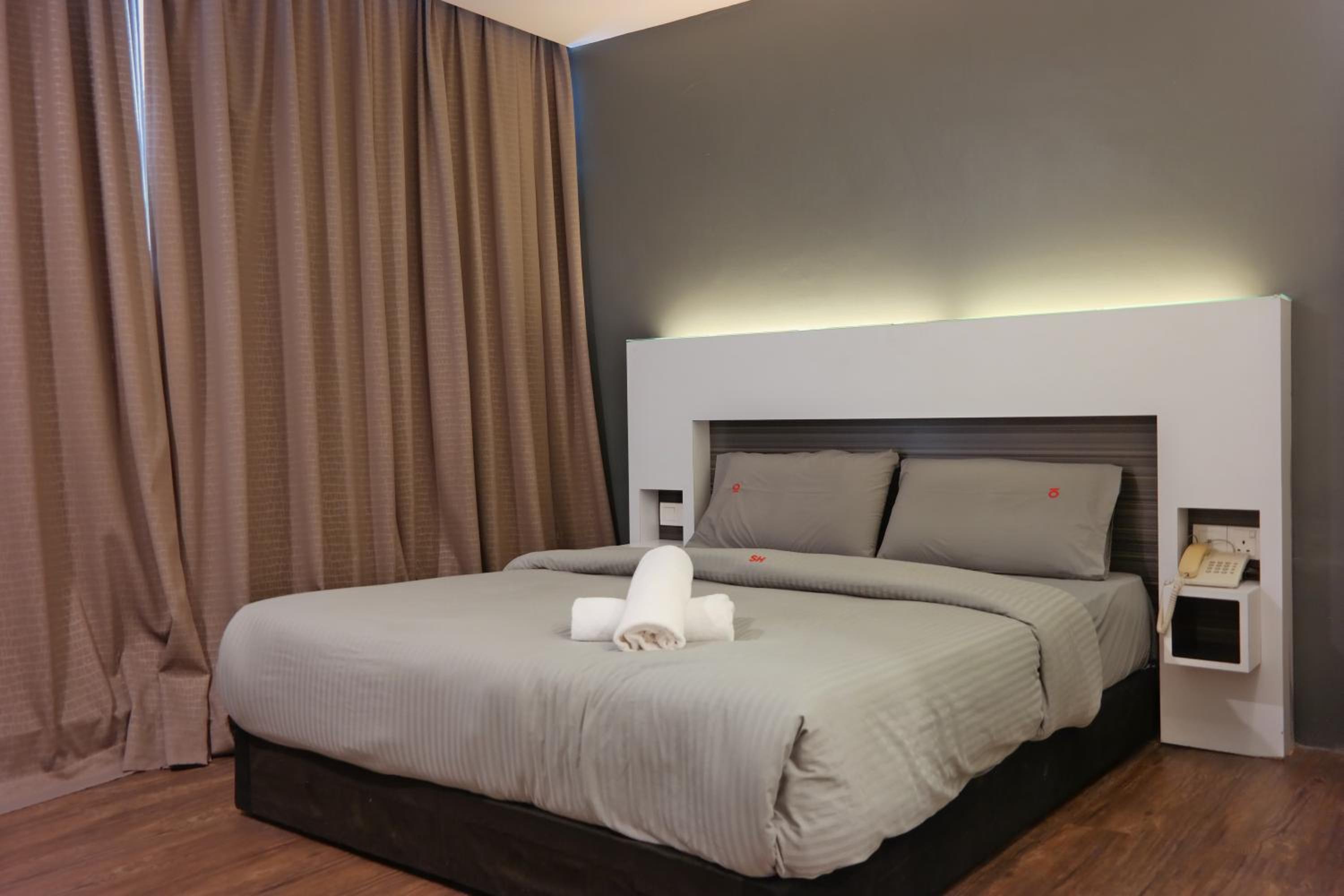 Standard Queen Room - Photo 7