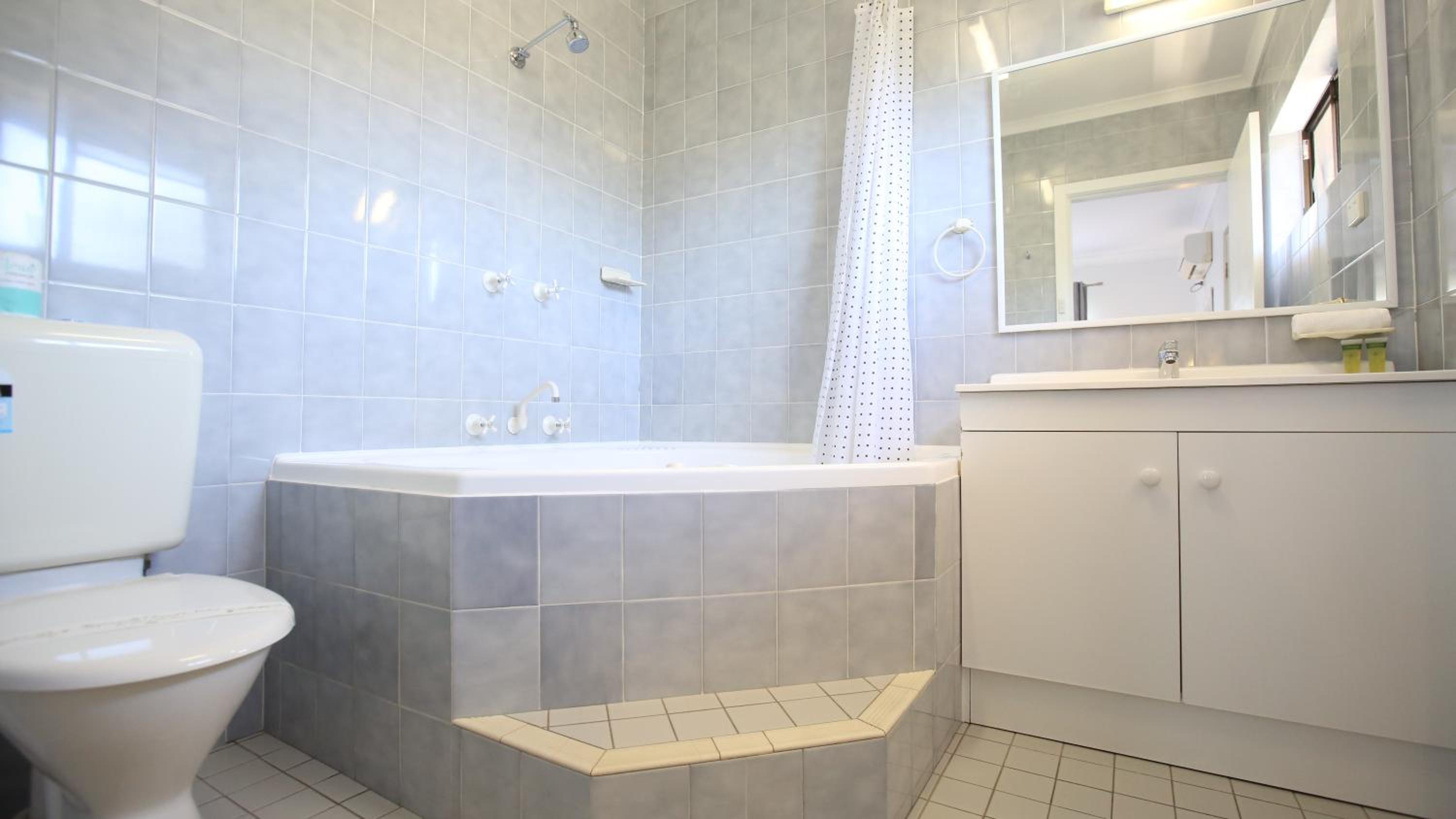 Balcony Queen Spa Room photo 2