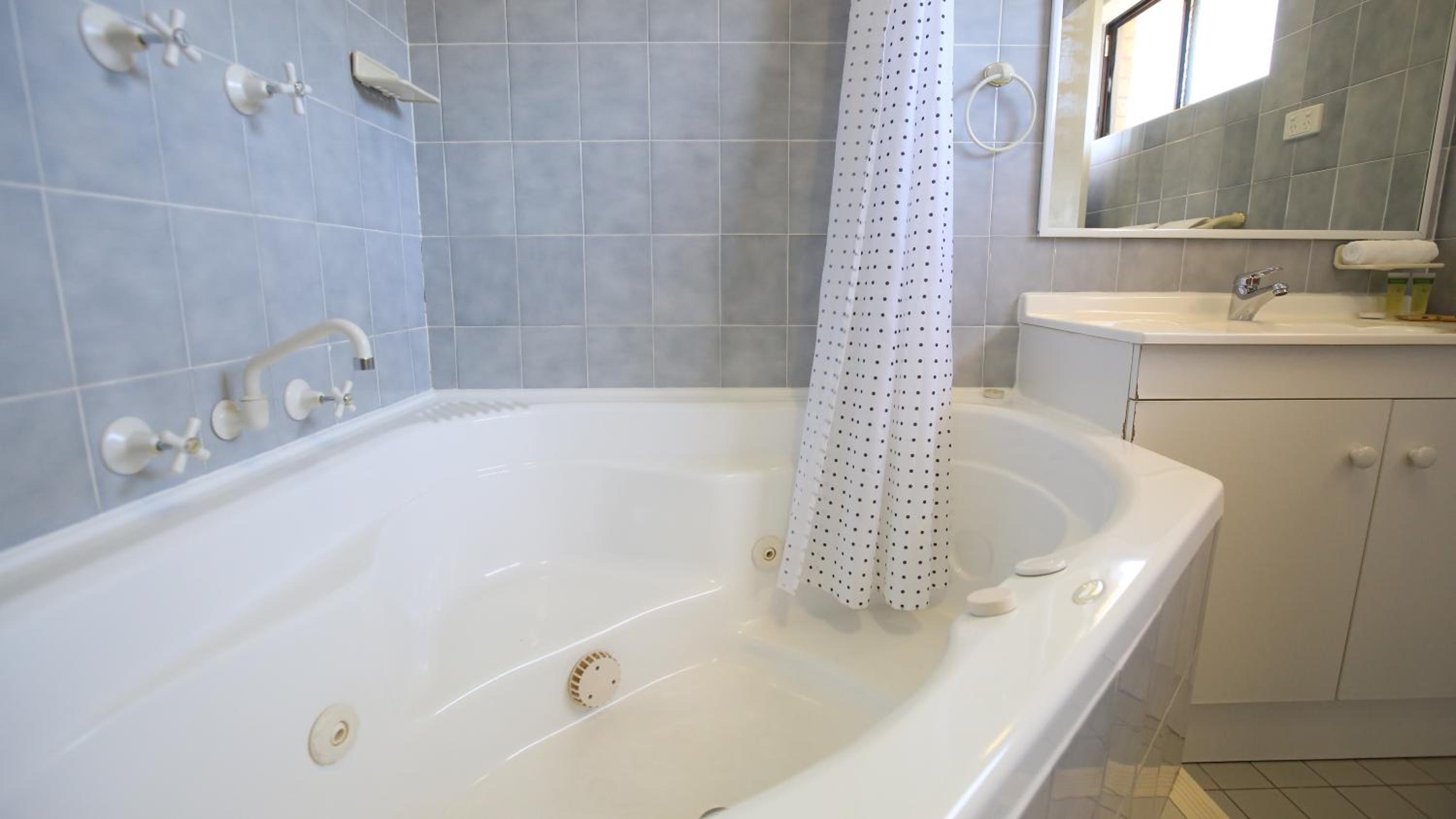 Balcony Queen Spa Room photo 3