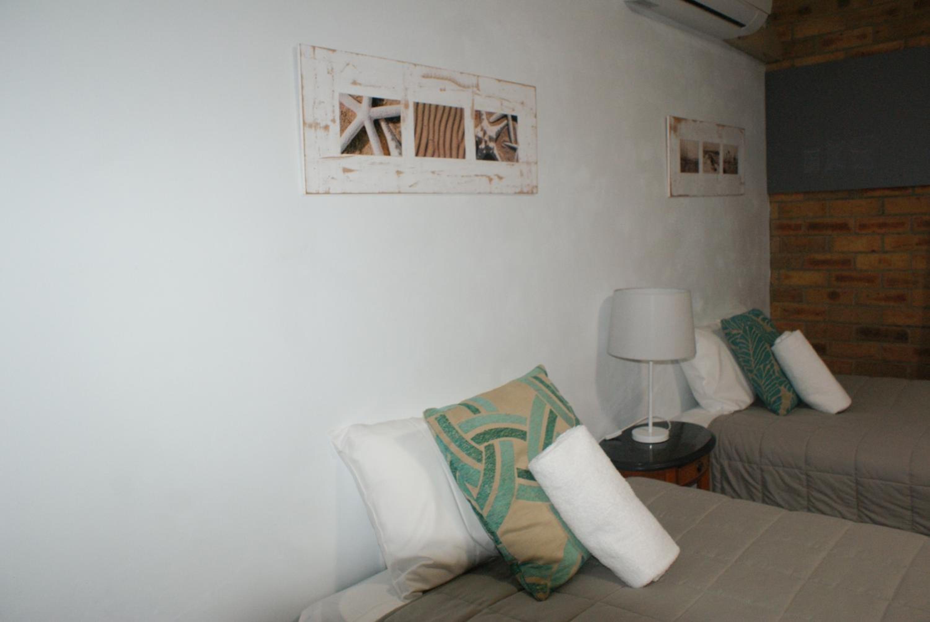 Twin Poolview Room photo 2