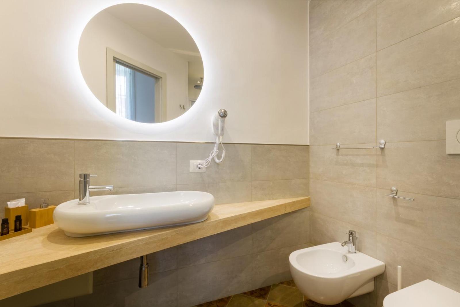 Suite with Hot Tub - Photo 2