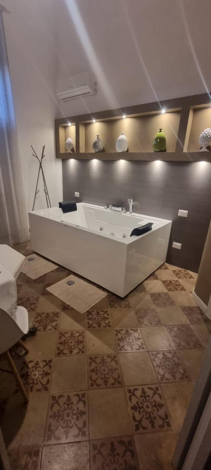 Suite with Hot Tub - Photo 4