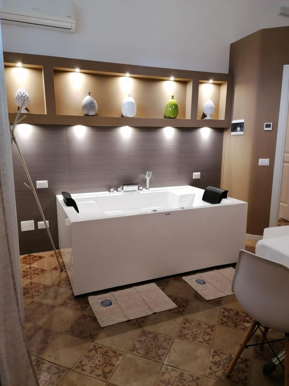 Suite with Hot Tub - Photo 27