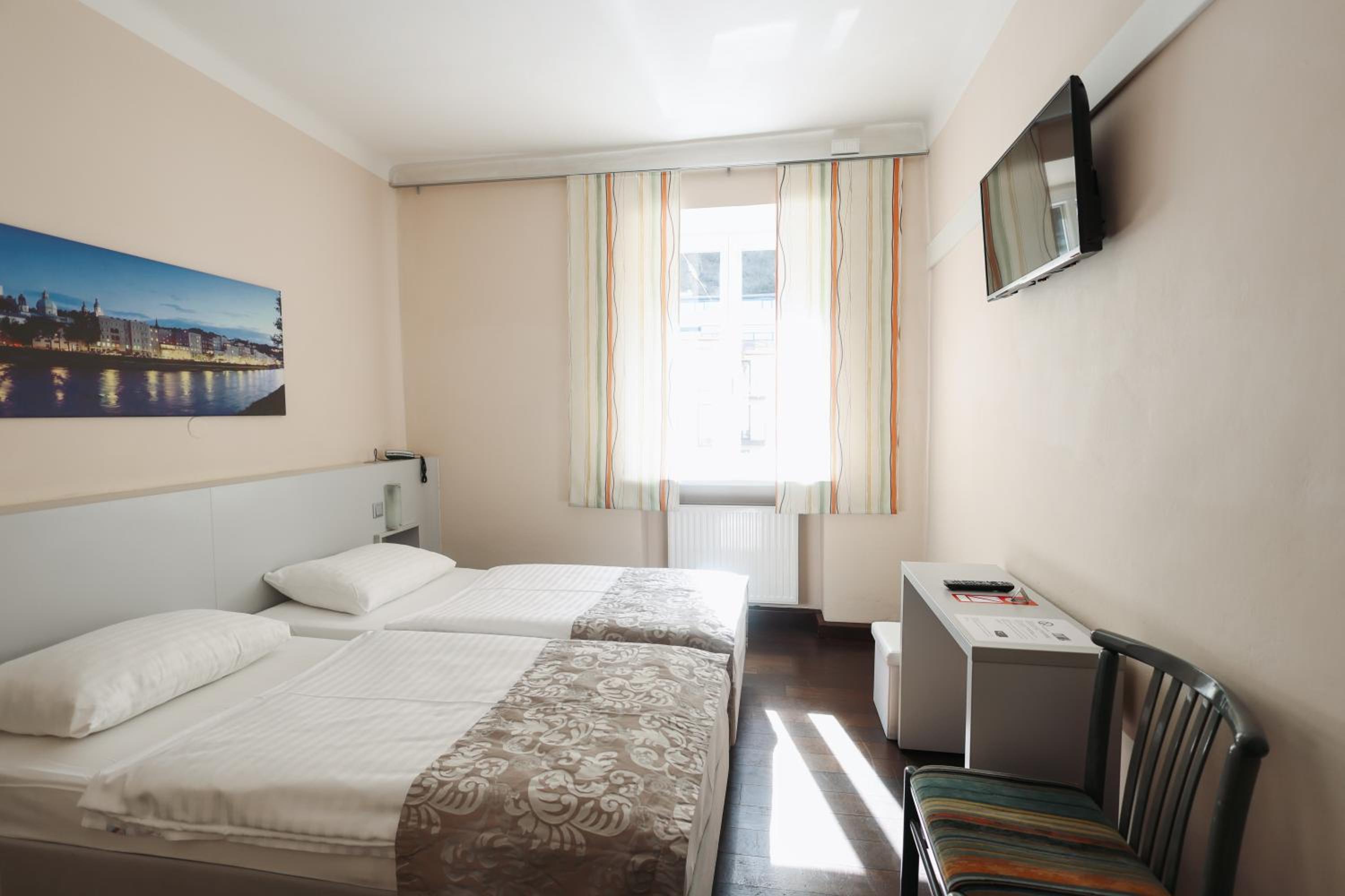 Standard Twin Room thumbnail 5