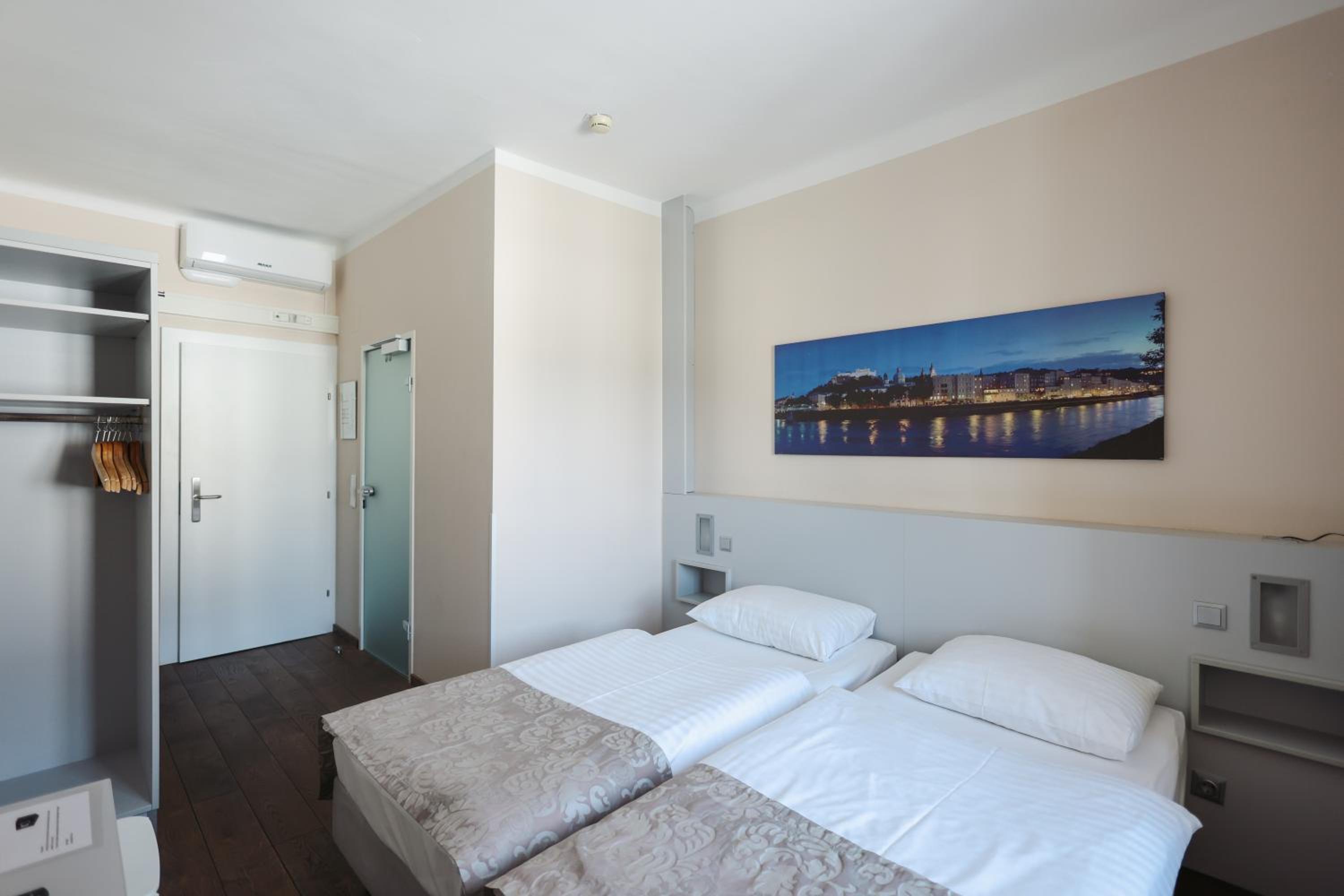Standard Twin Room thumbnail 6