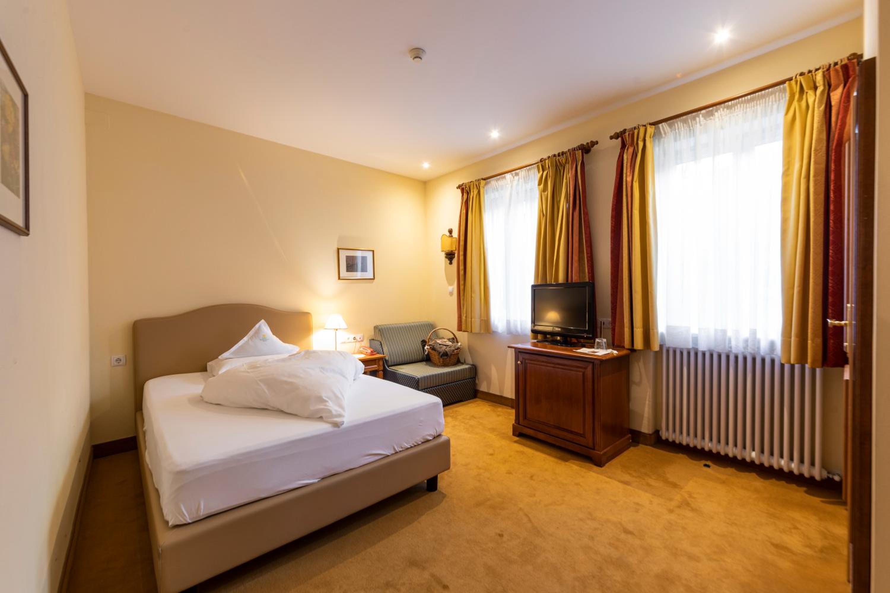 Queen Room photo 2