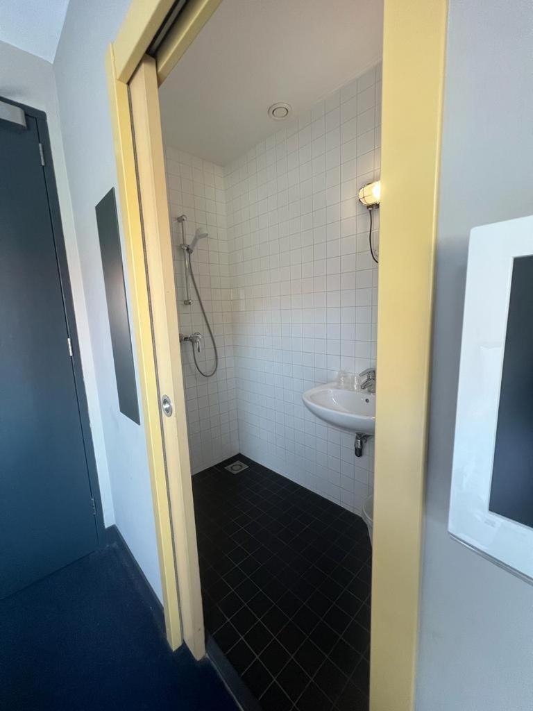 Standard Twin Room - Photo 3