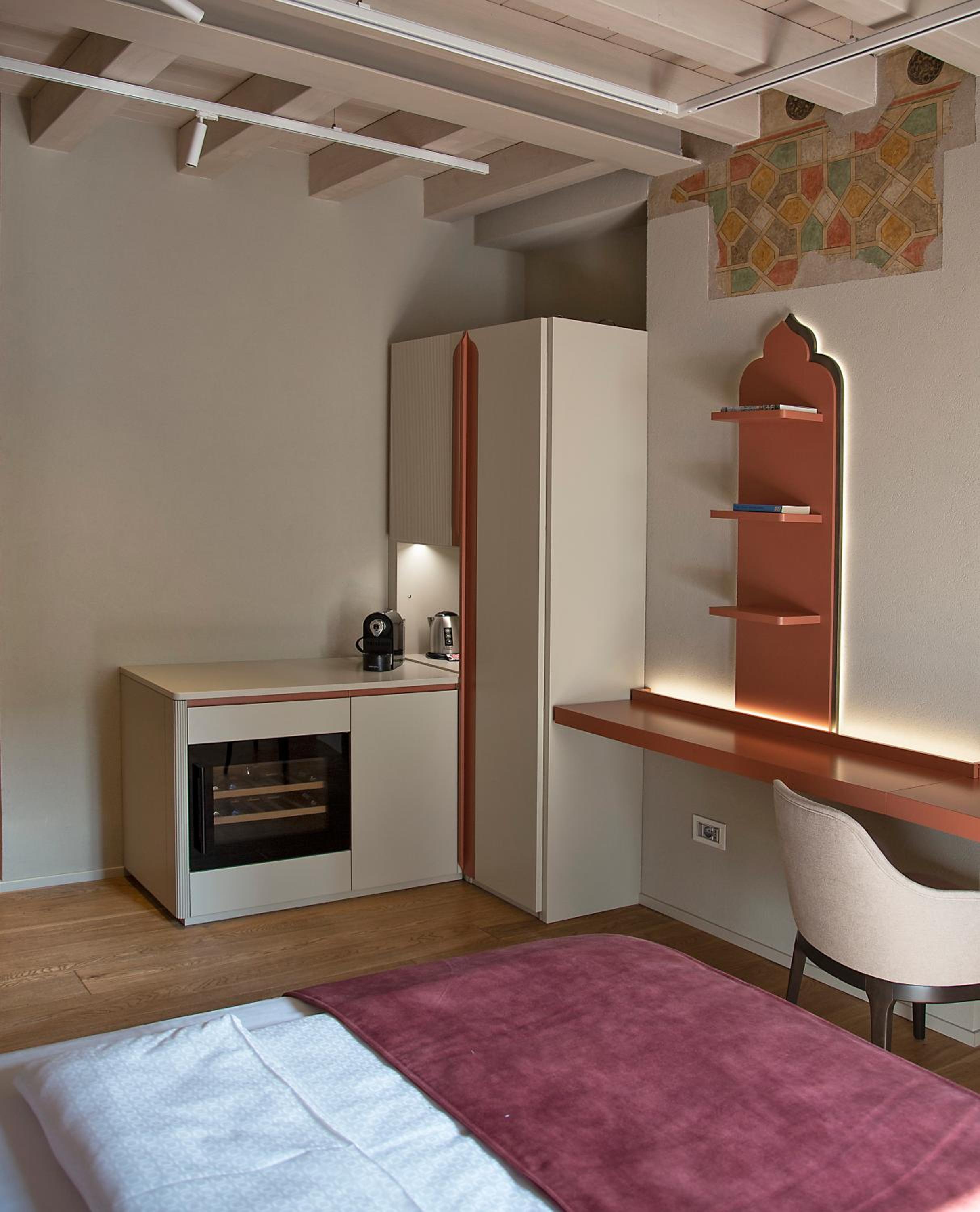 Deluxe Double Room - Photo 11