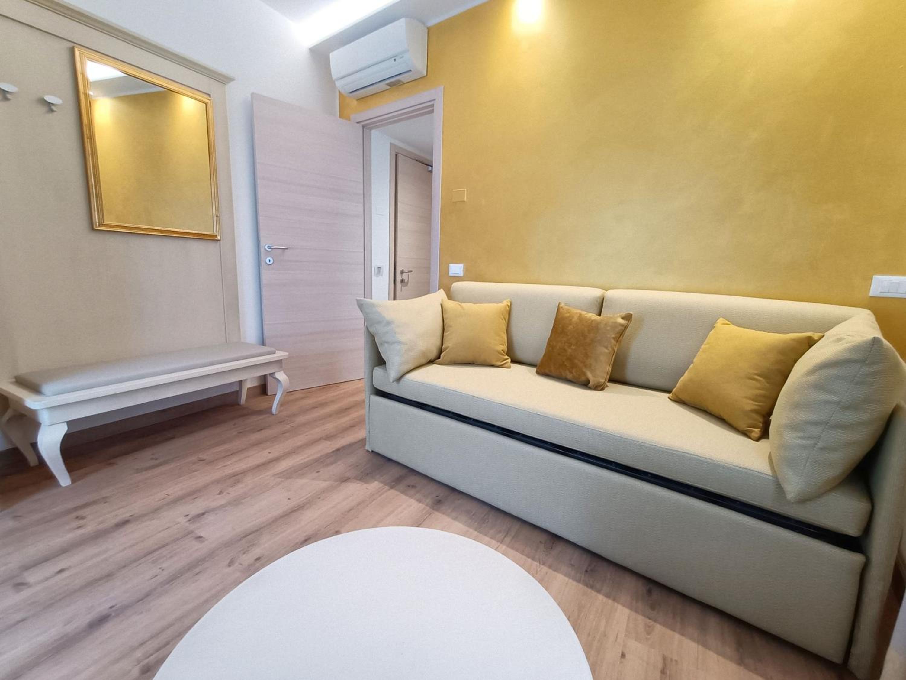 Suite with City View - Photo 10