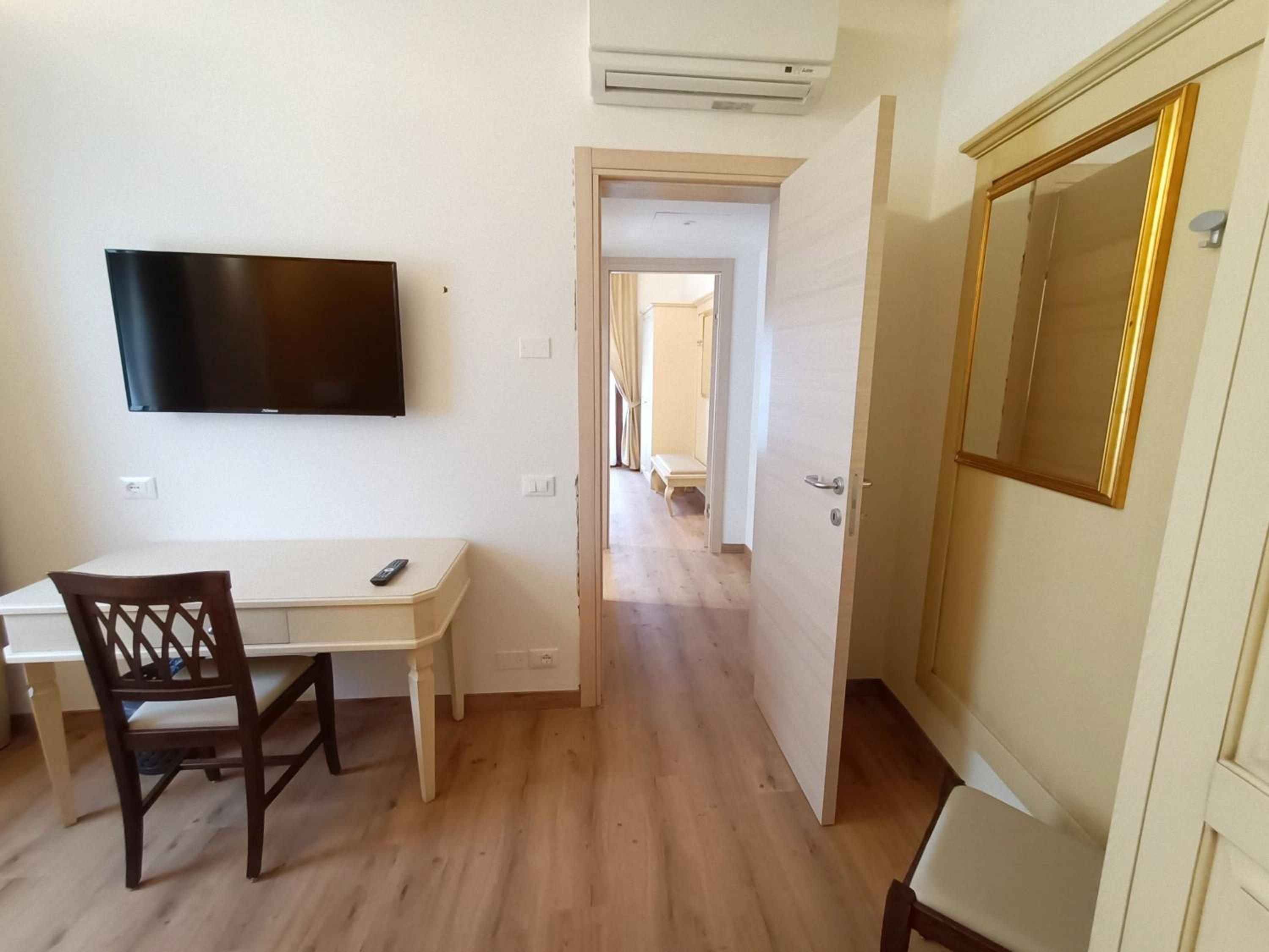Suite with City View - Photo 11