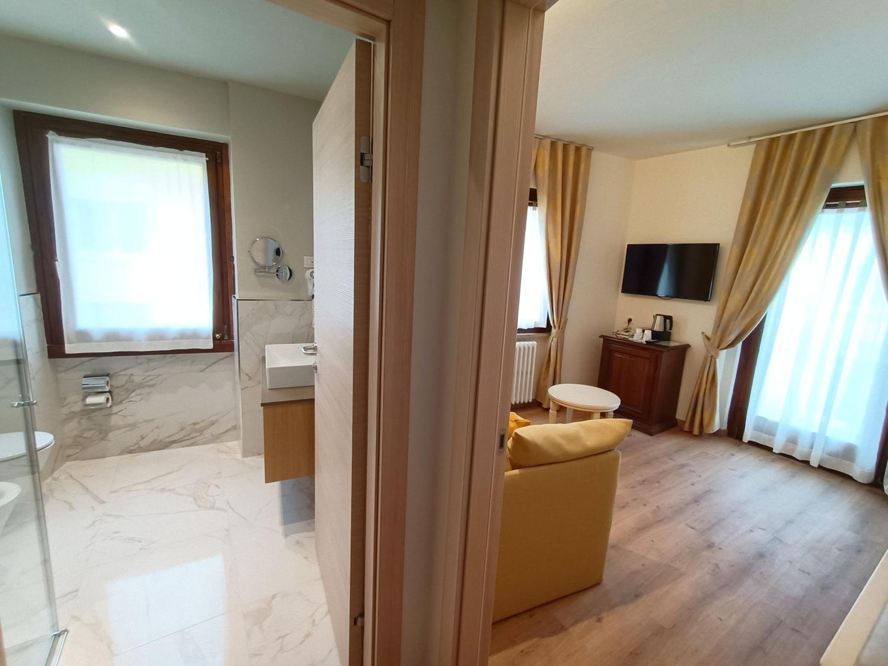 Suite with City View - Photo 12