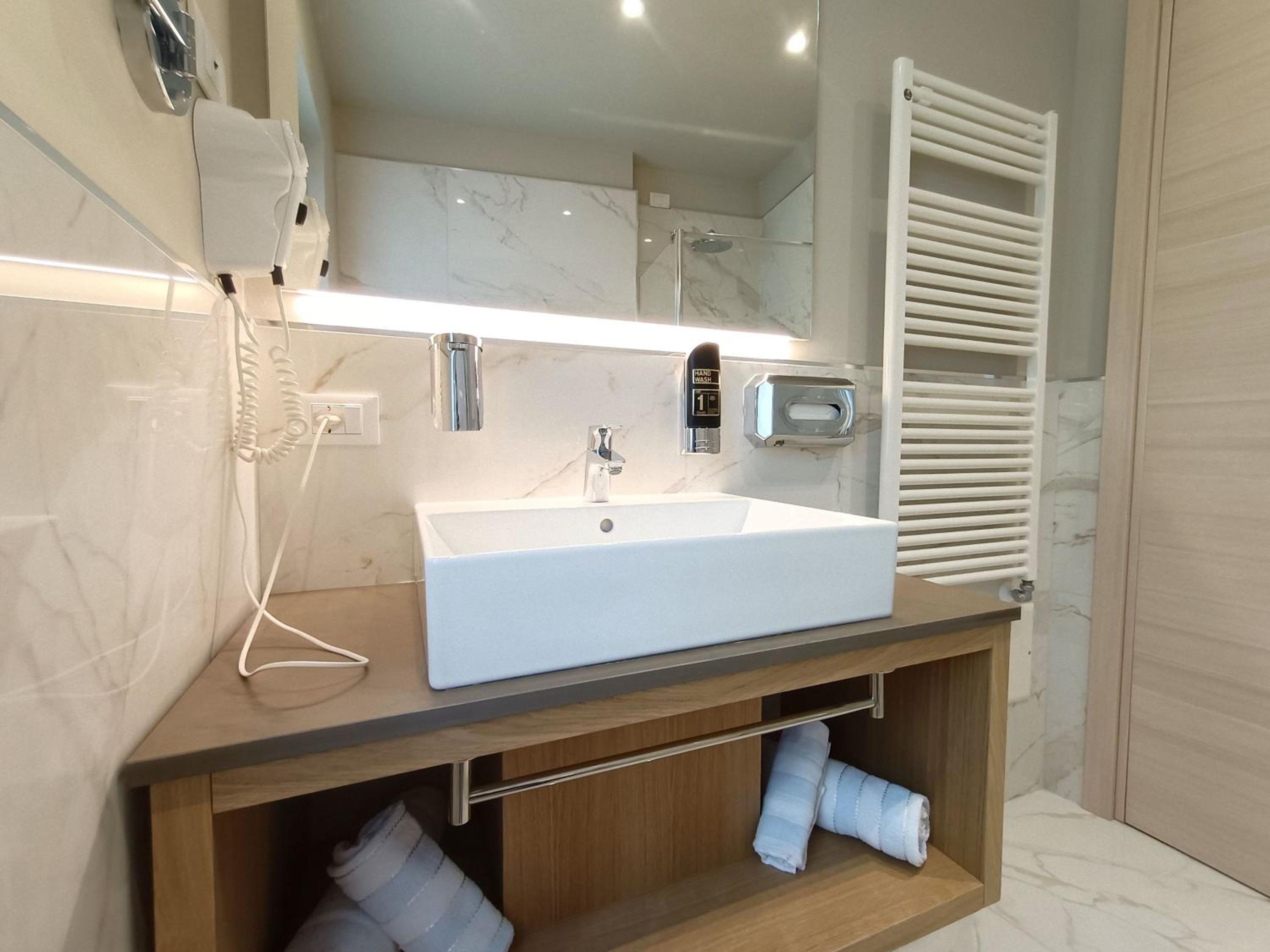 Suite with City View - Photo 9