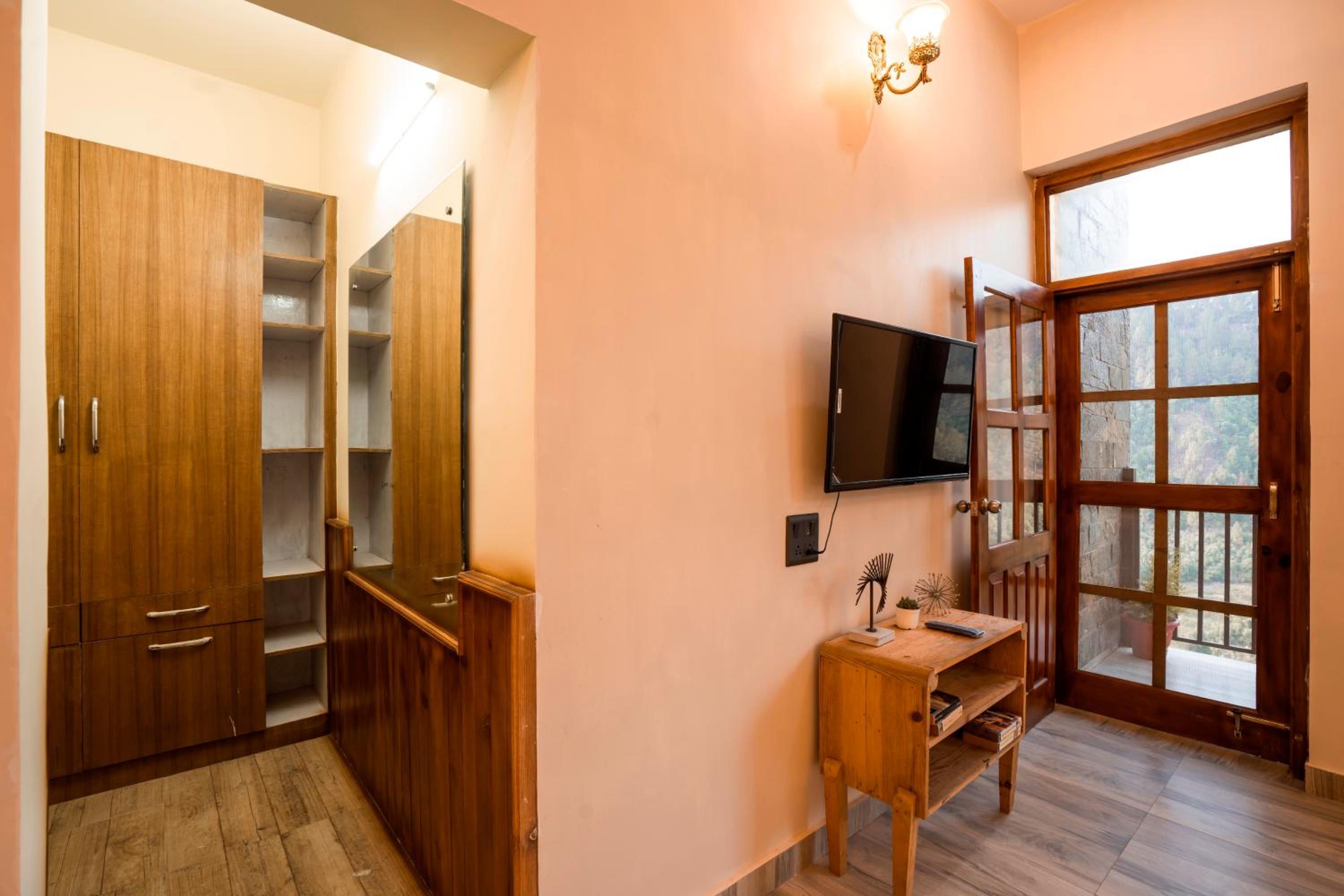 Deluxe Double Room with Balcony photo 2