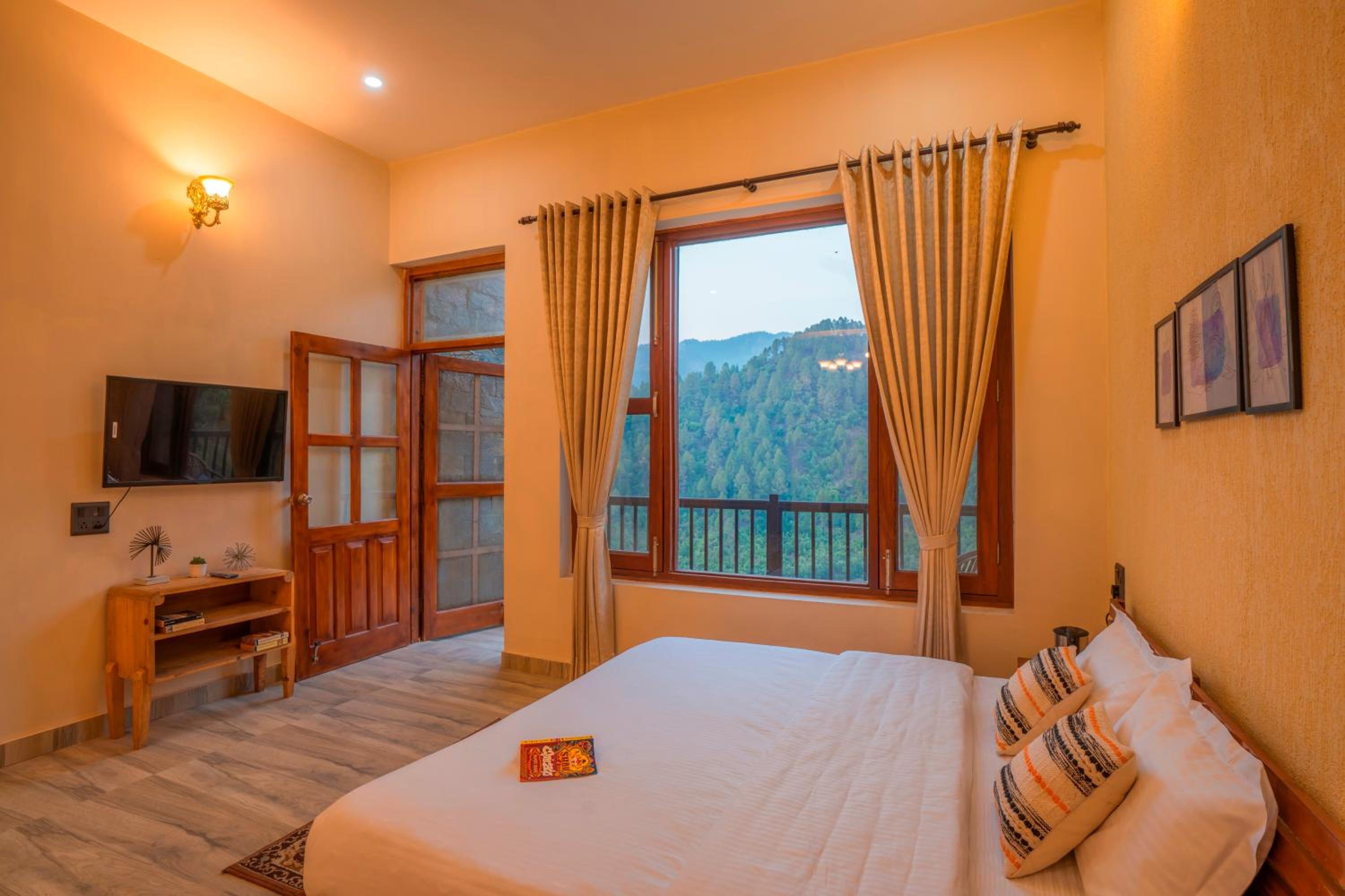 Deluxe Double Room with Balcony photo 3