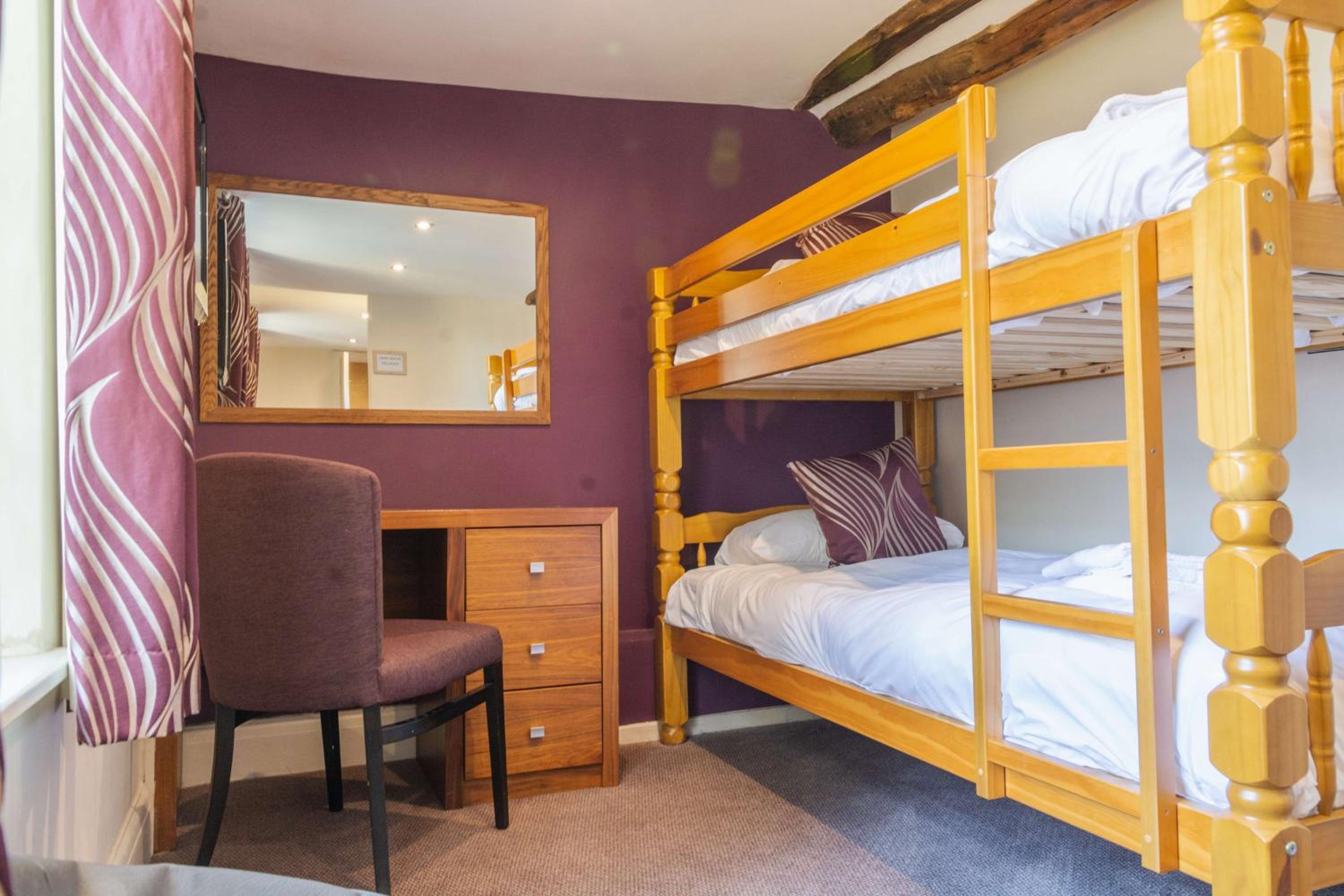 Executive Family Room with One Double Bed and One Single Bunk Bed - Photo 8