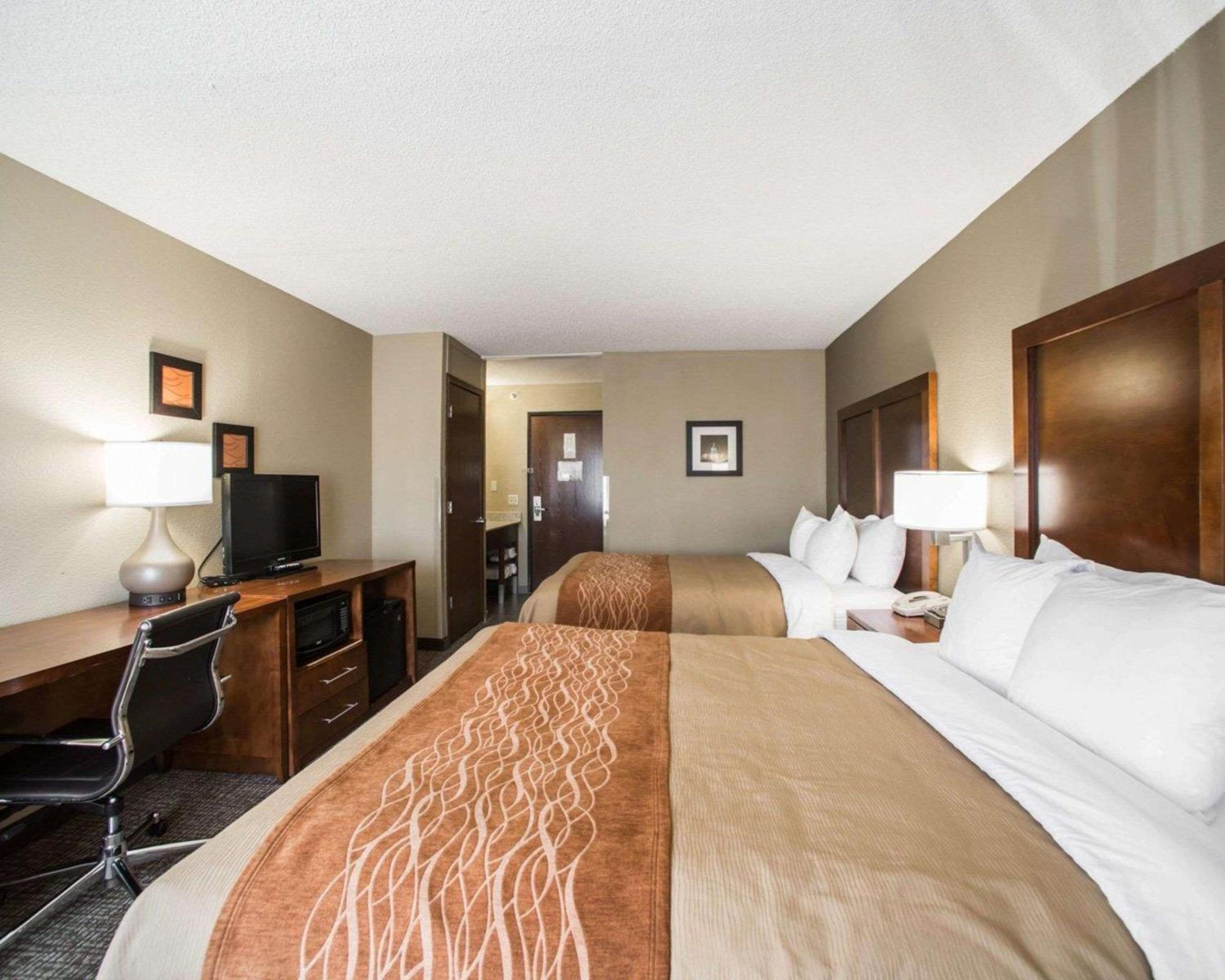 Queen Room with Two Queen Beds - Non-Smoking - Photo 1