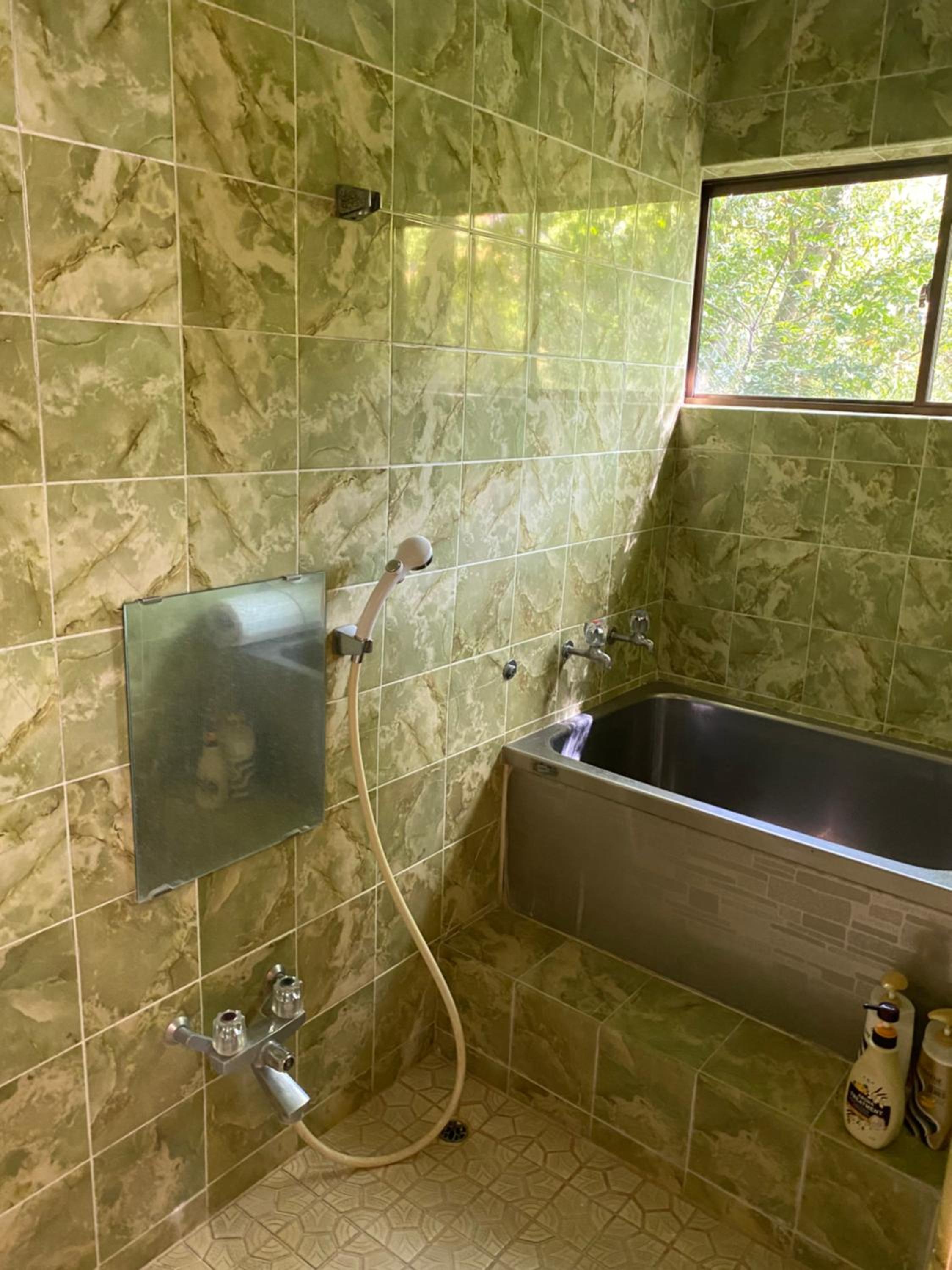 Twin Room with Bath - Photo 2