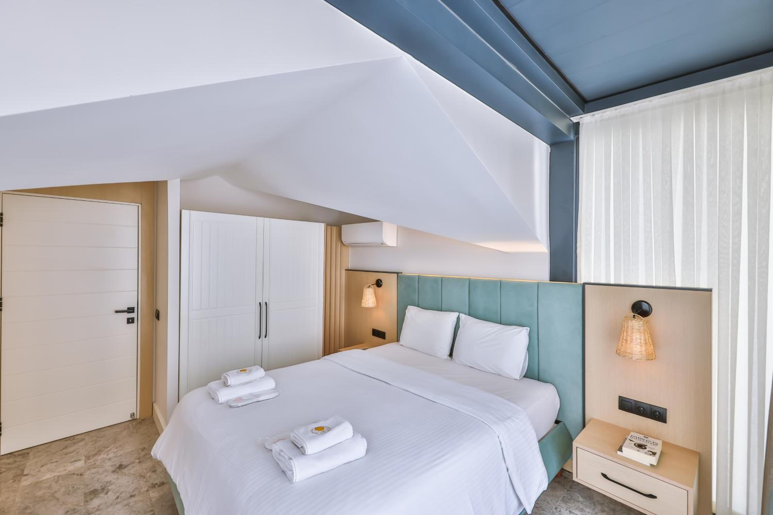 Deluxe Suite with Sea View - Photo 8