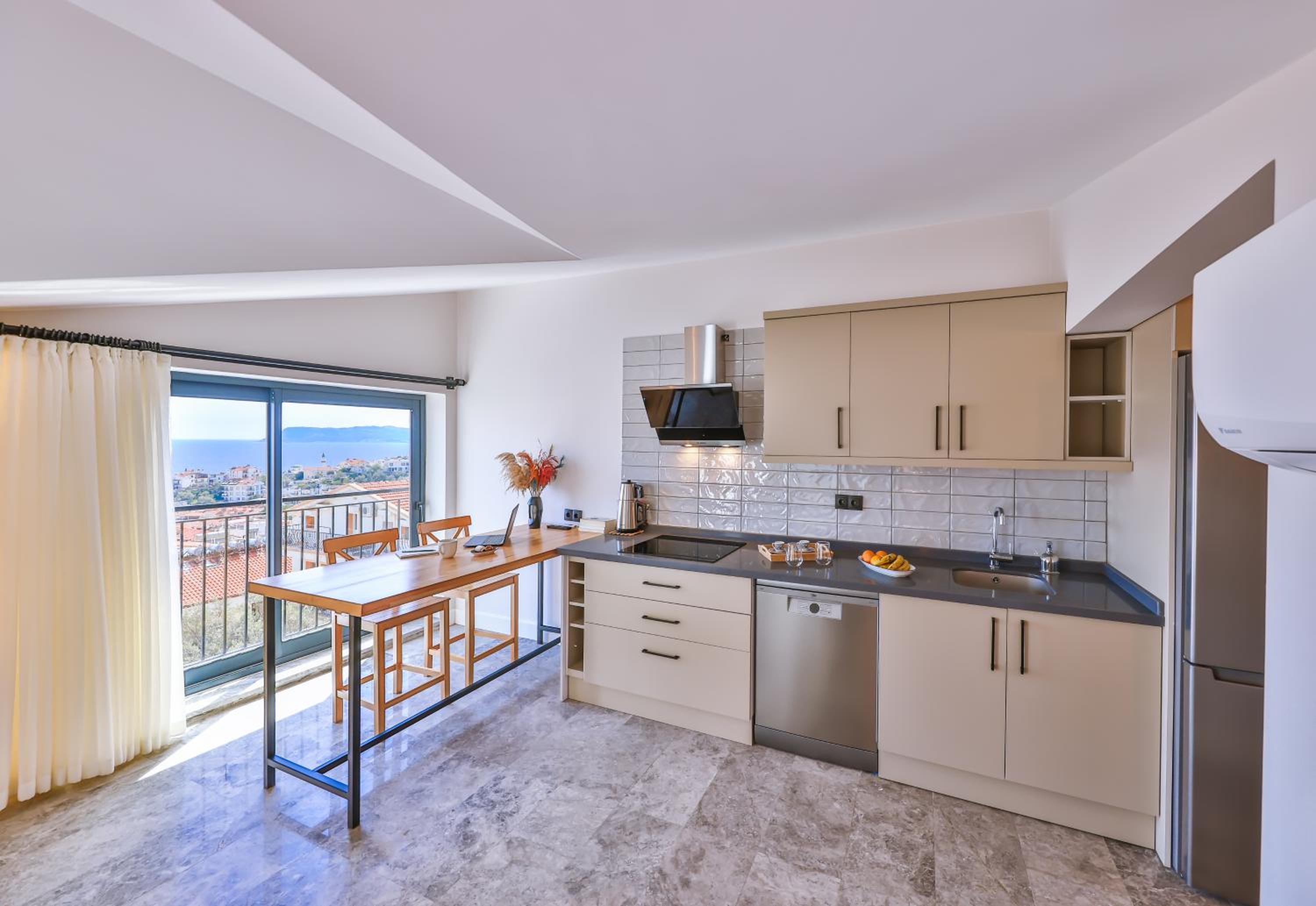 Deluxe Suite with Sea View - Photo 7