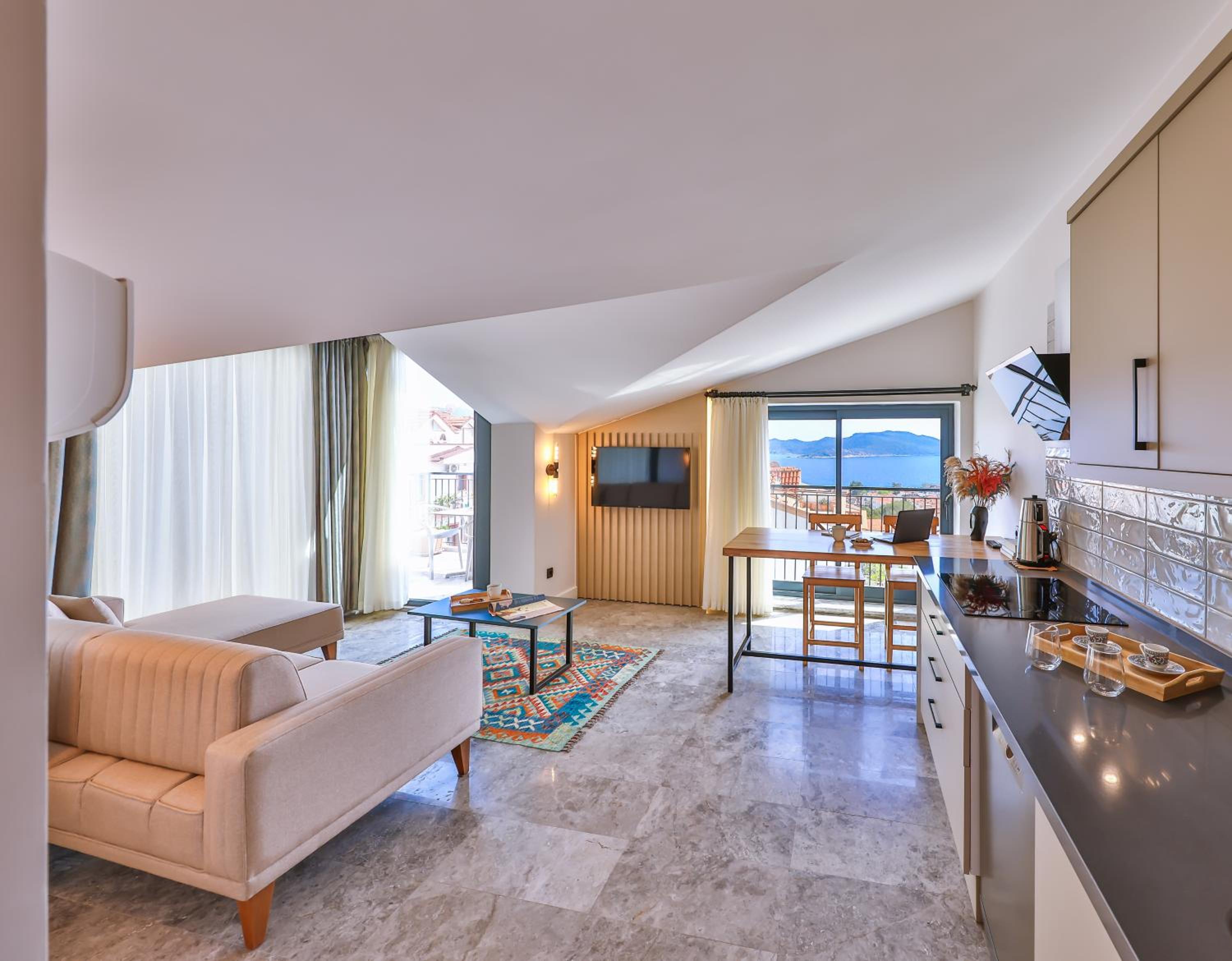 Deluxe Suite with Sea View - Photo 5
