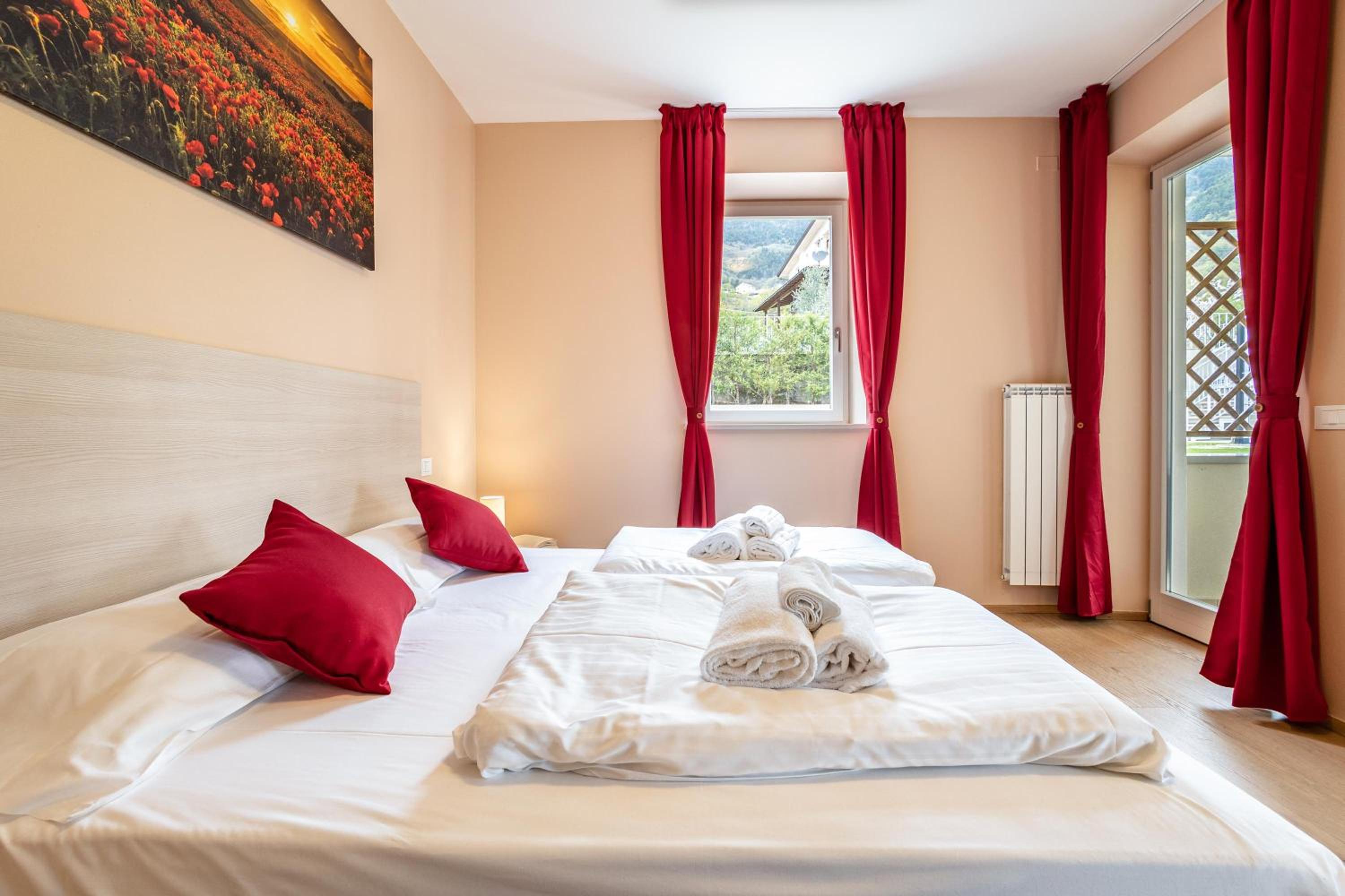 Two-Bedroom Deluxe Apartment with Garden View photo 2