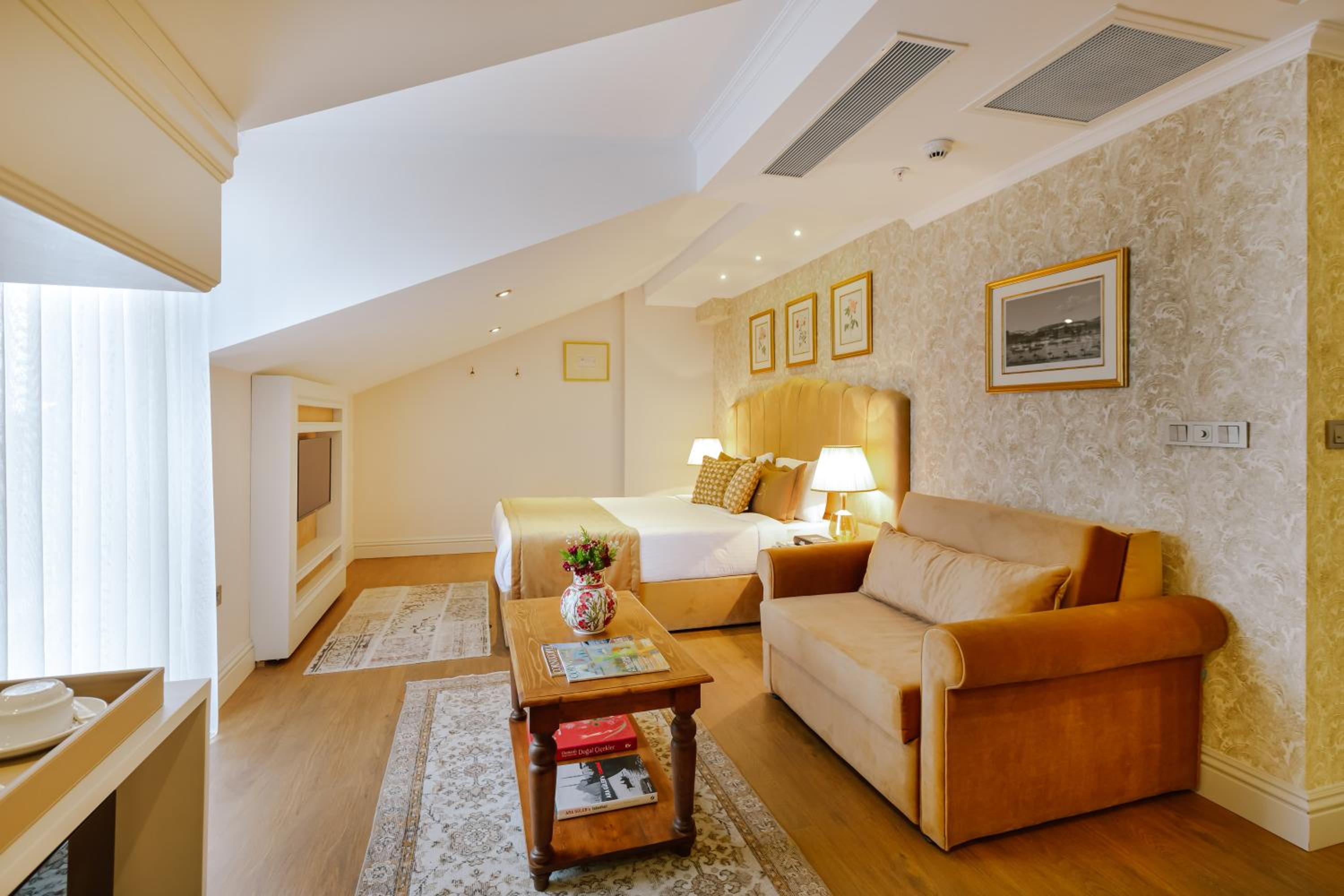 King Room with Balcony photo 1