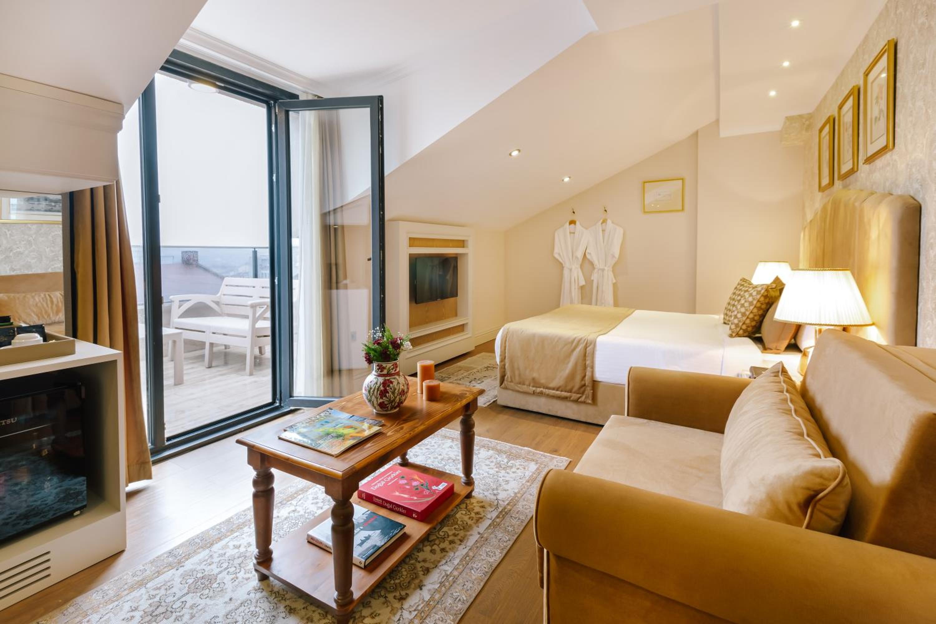 King Room with Balcony photo 2