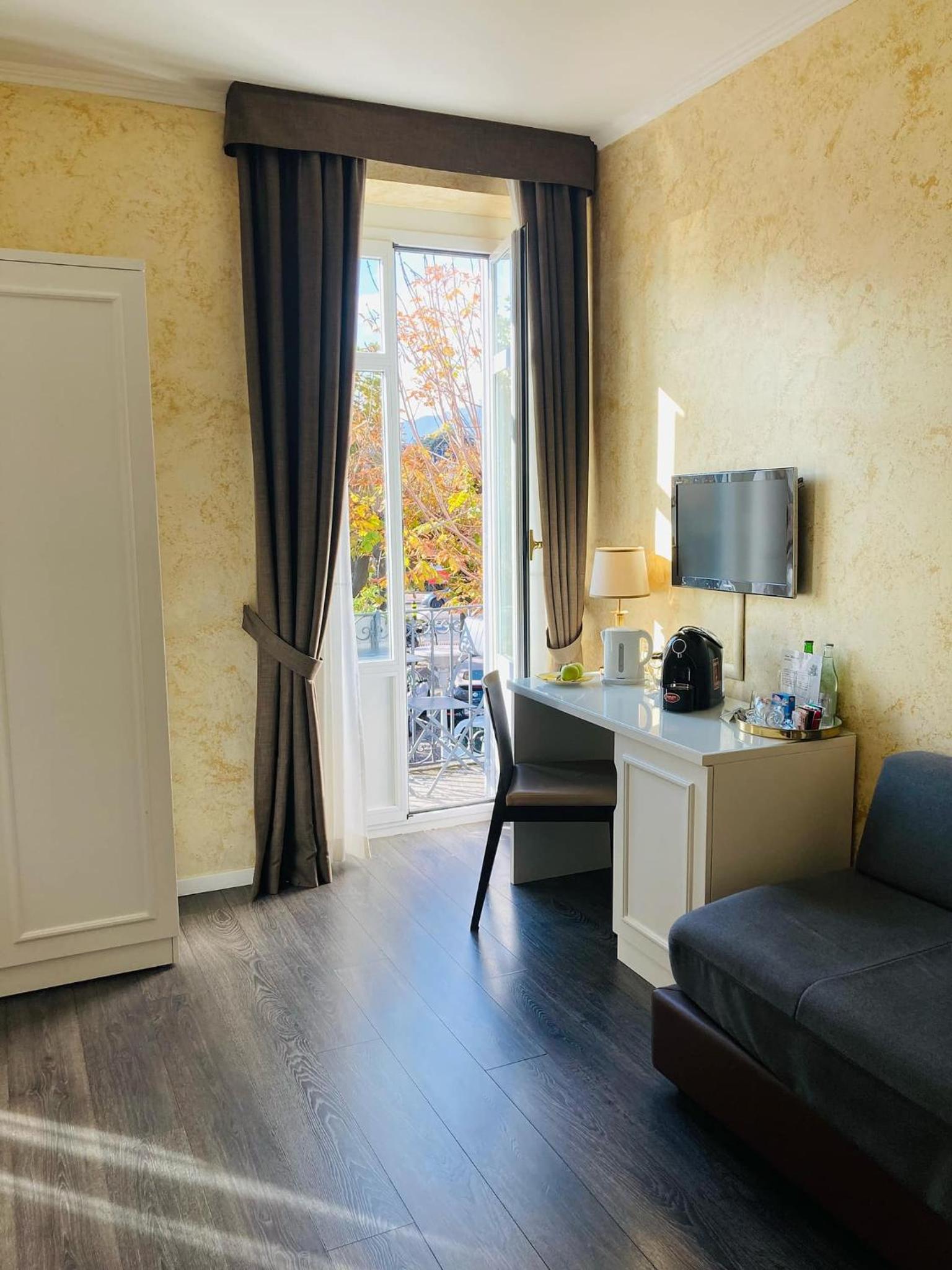 Superior Double Room With Balcony and Partial Lake View - Photo 1