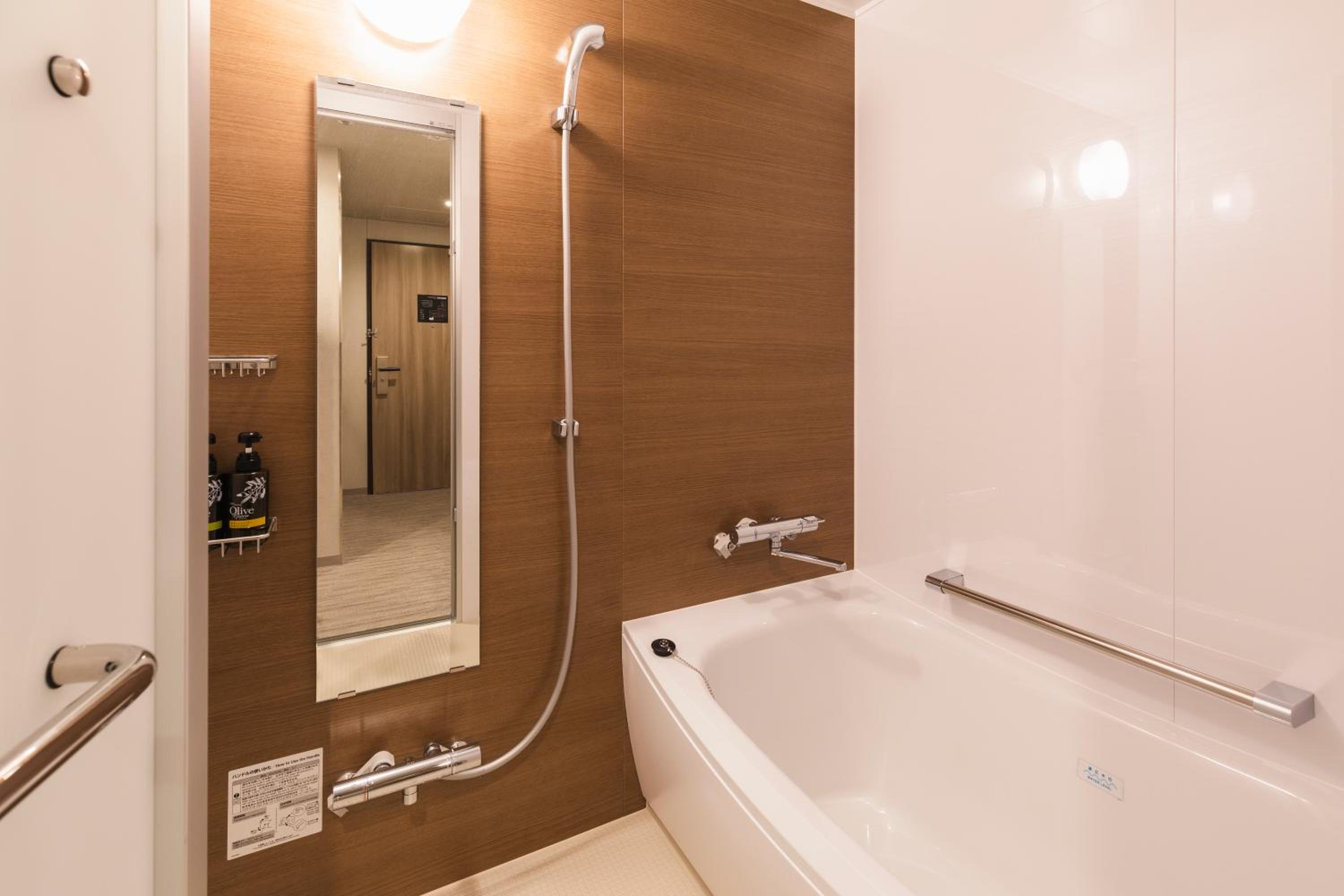Deluxe Twin Room thumbnail 5