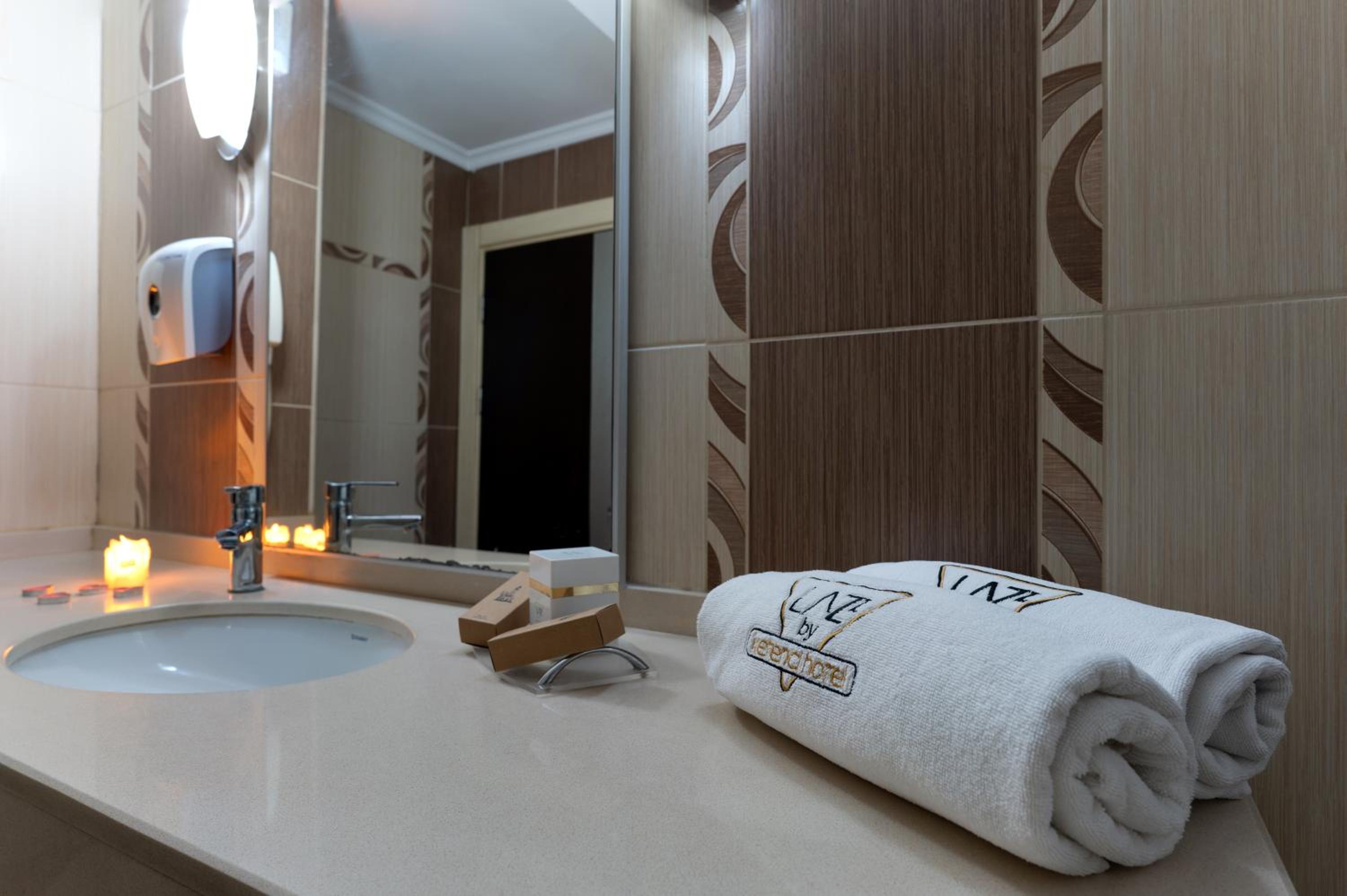 Standard Double Room thumbnail 6