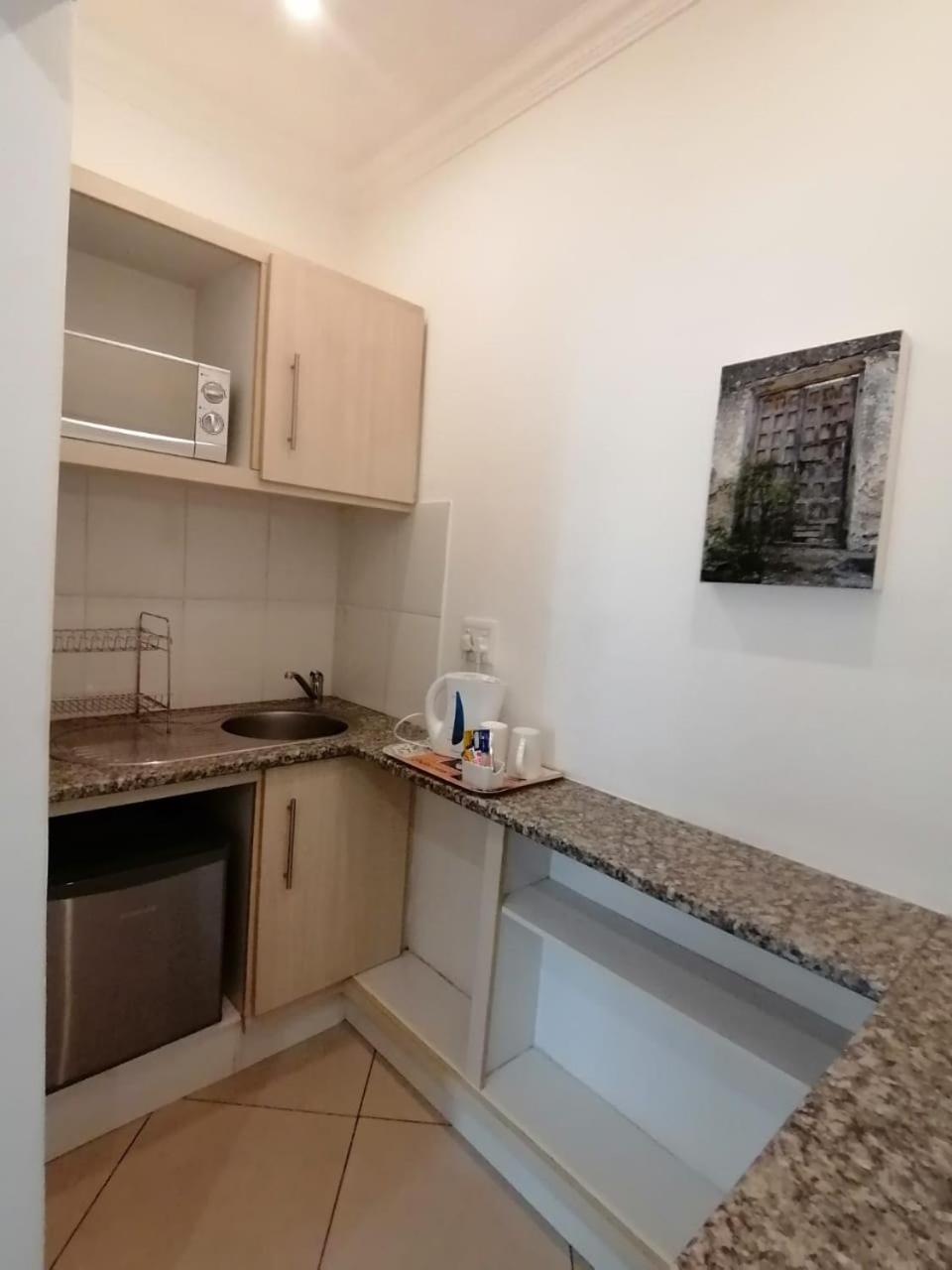 Budget Double Room - Photo 5