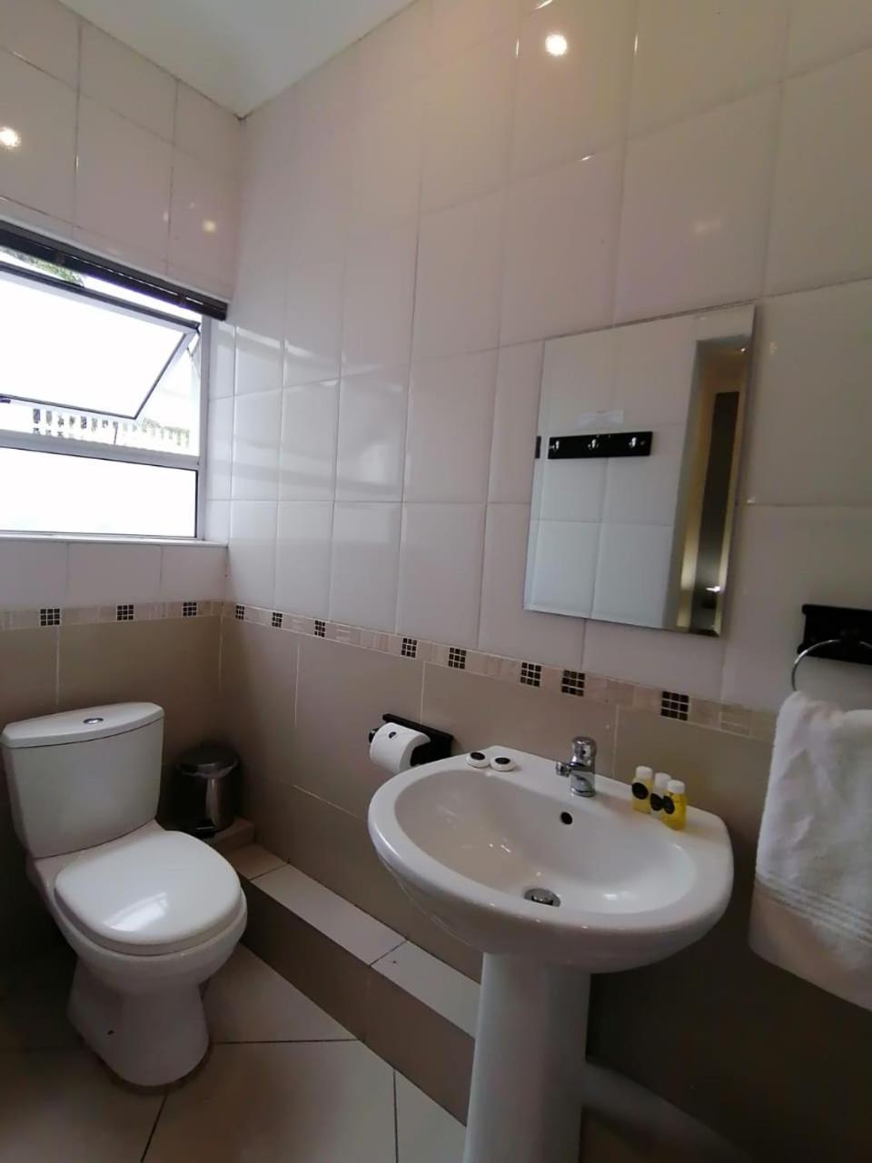 Budget Double Room - Photo 17