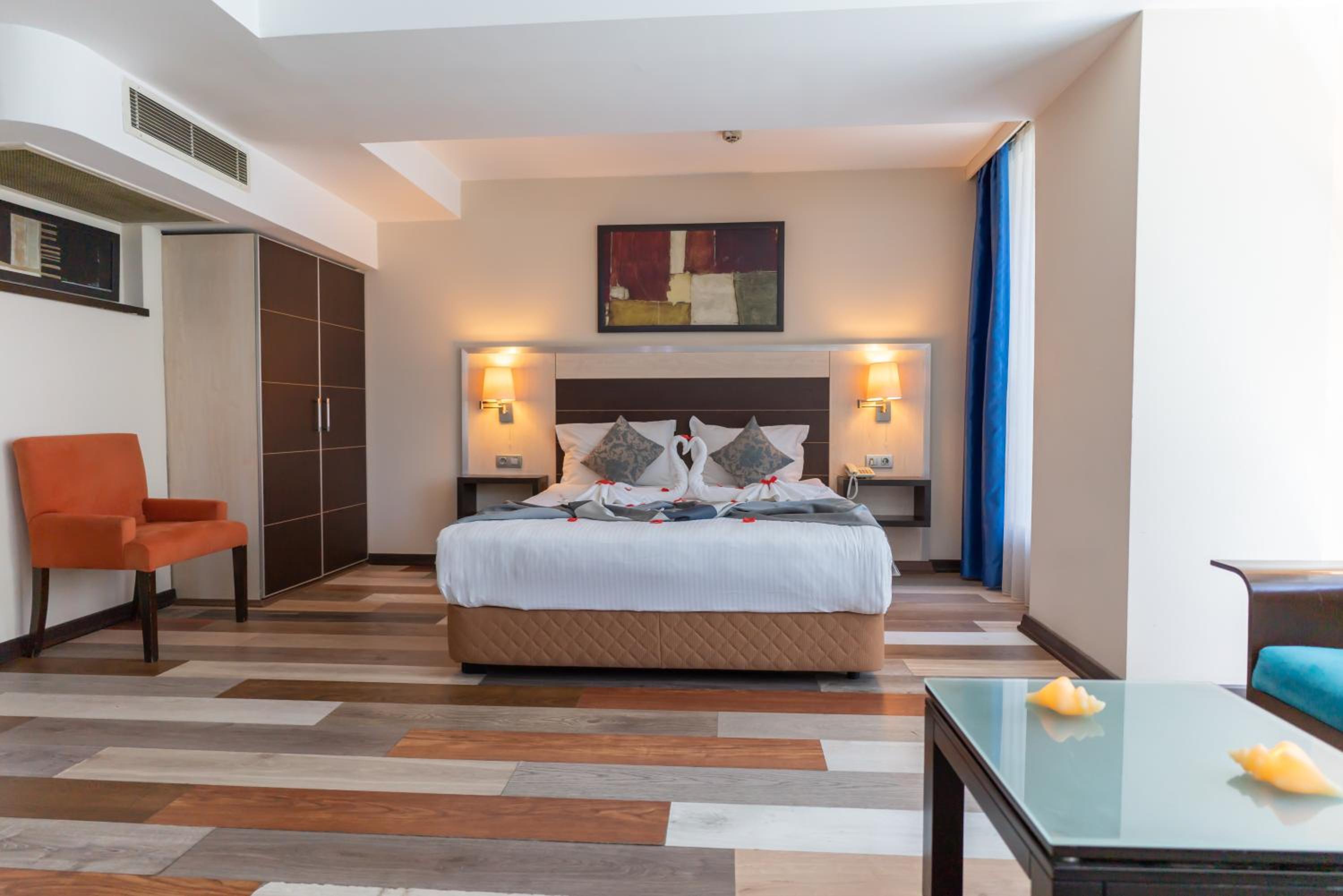 Standard Double Room thumbnail 5