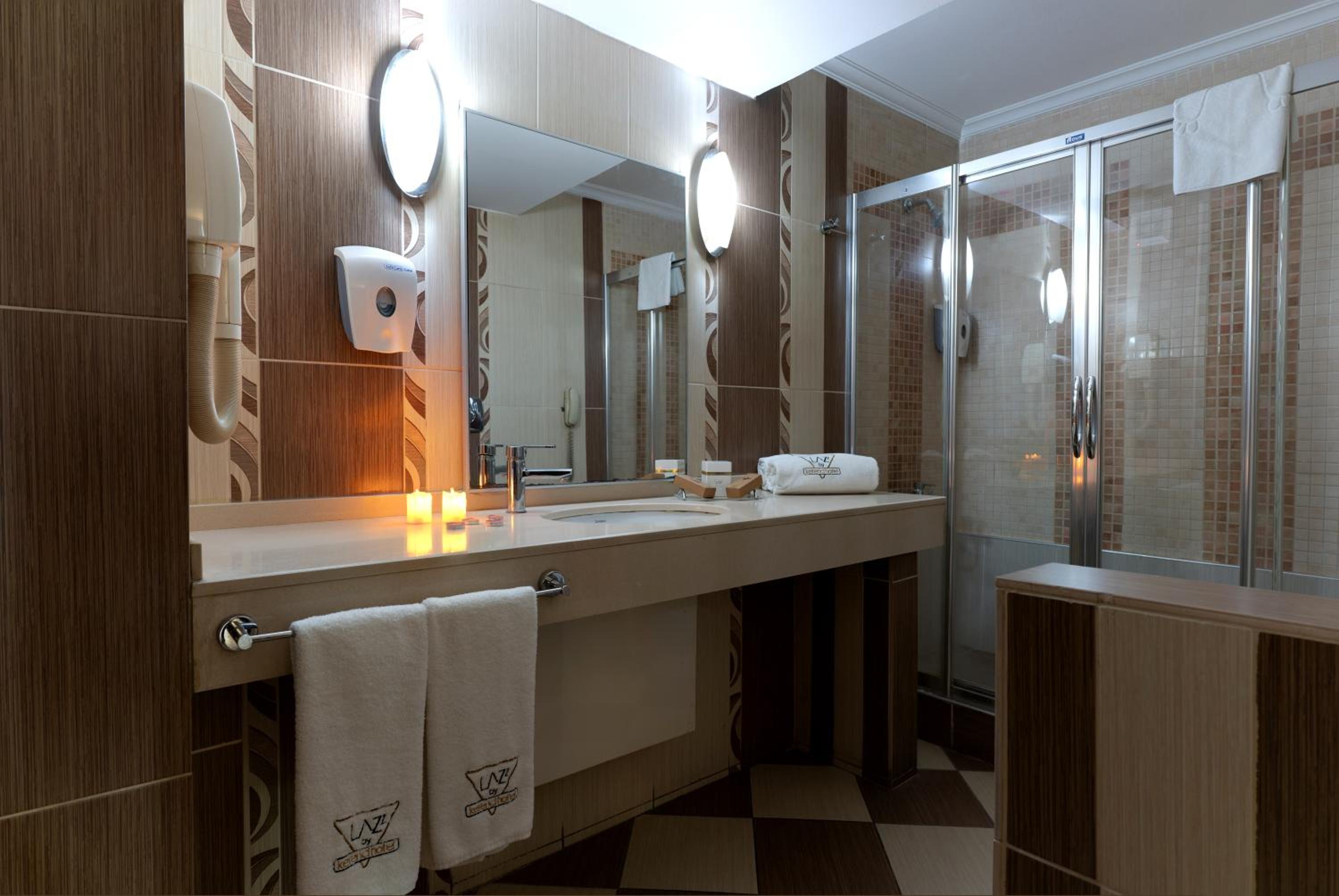 Standard Double or Twin Room thumbnail 6