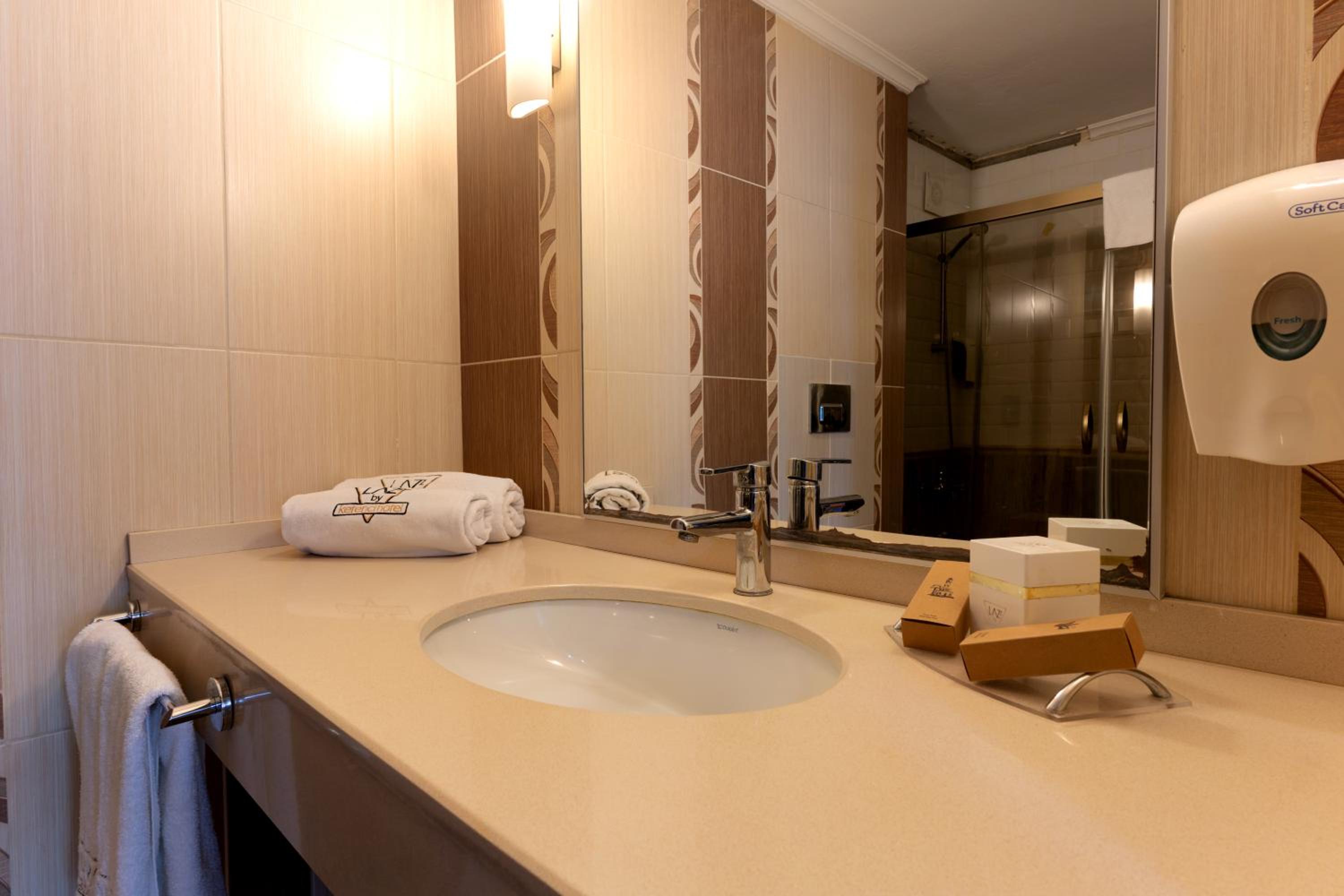 Standard Double or Twin Room thumbnail 5