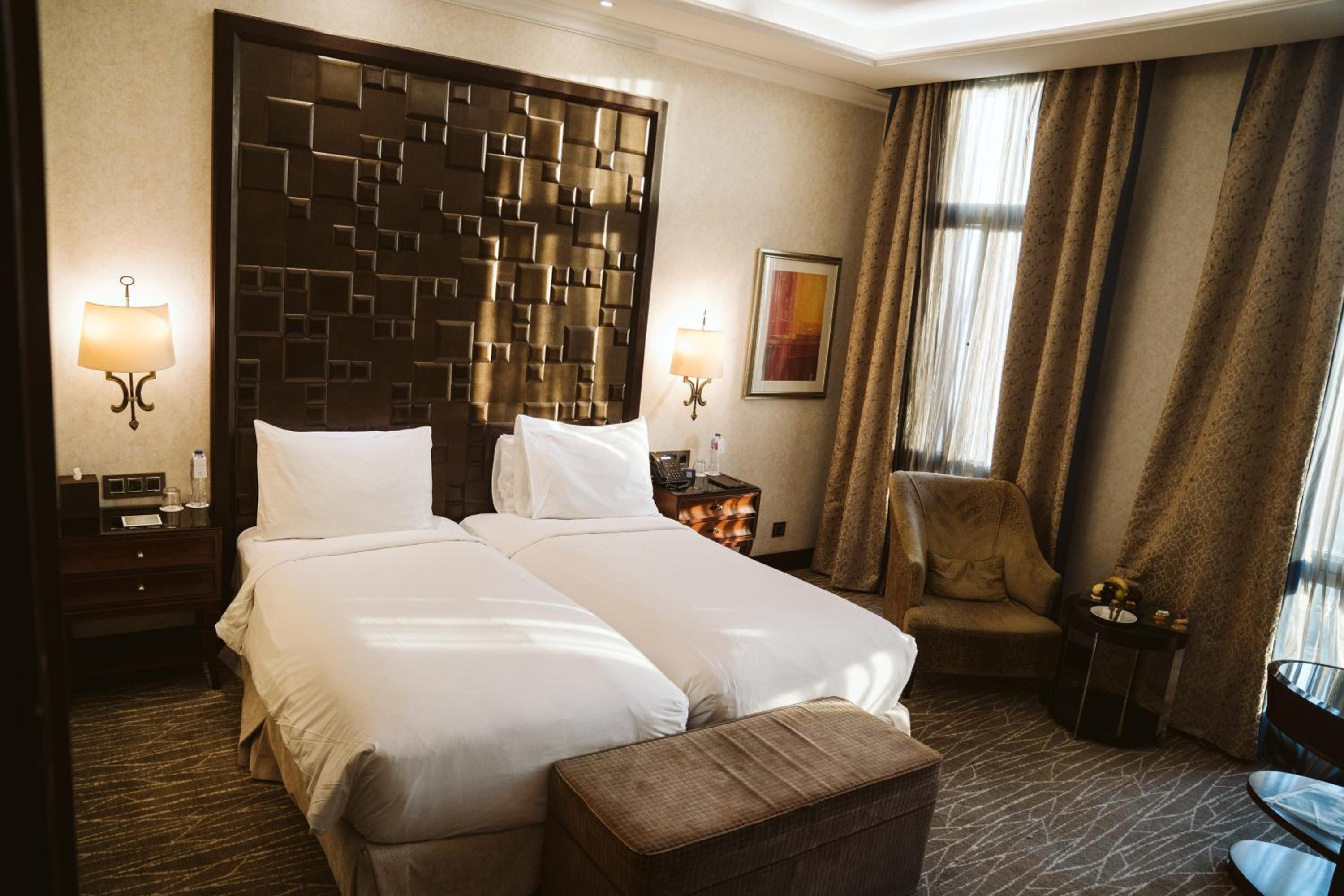 Deluxe Pool Room - Photo 4