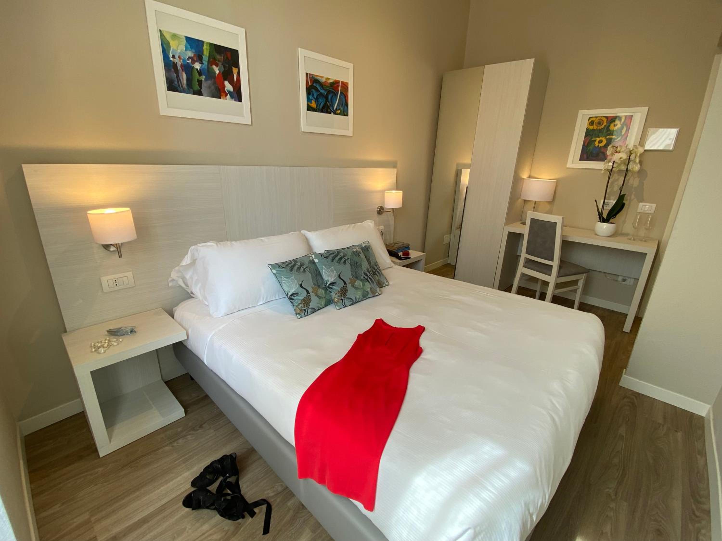 Standard Double Room - Photo 13