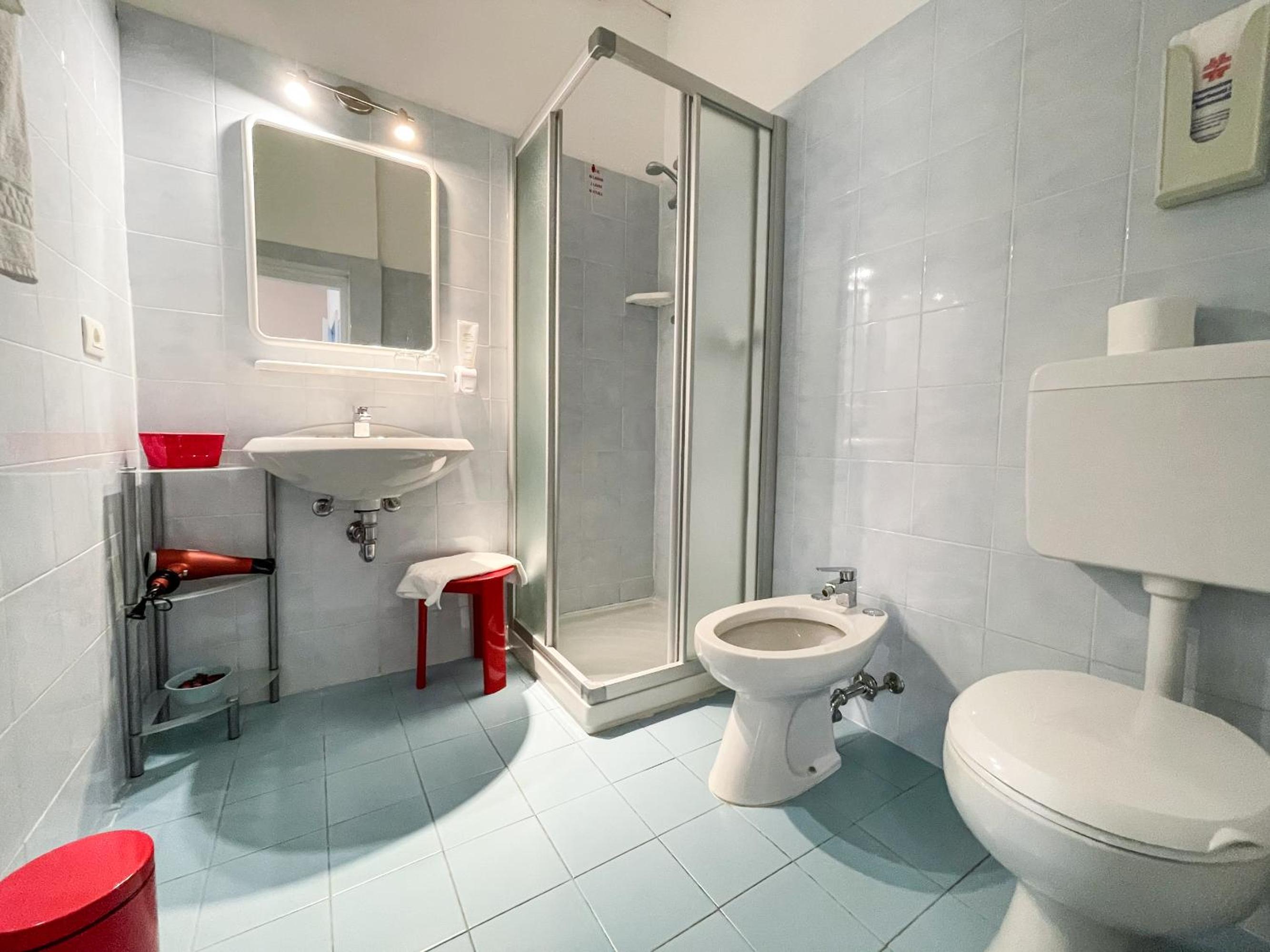 Double or Twin Room with Balcony - Photo 16