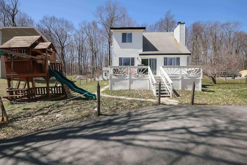 Three-Bedroom House - Photo 25