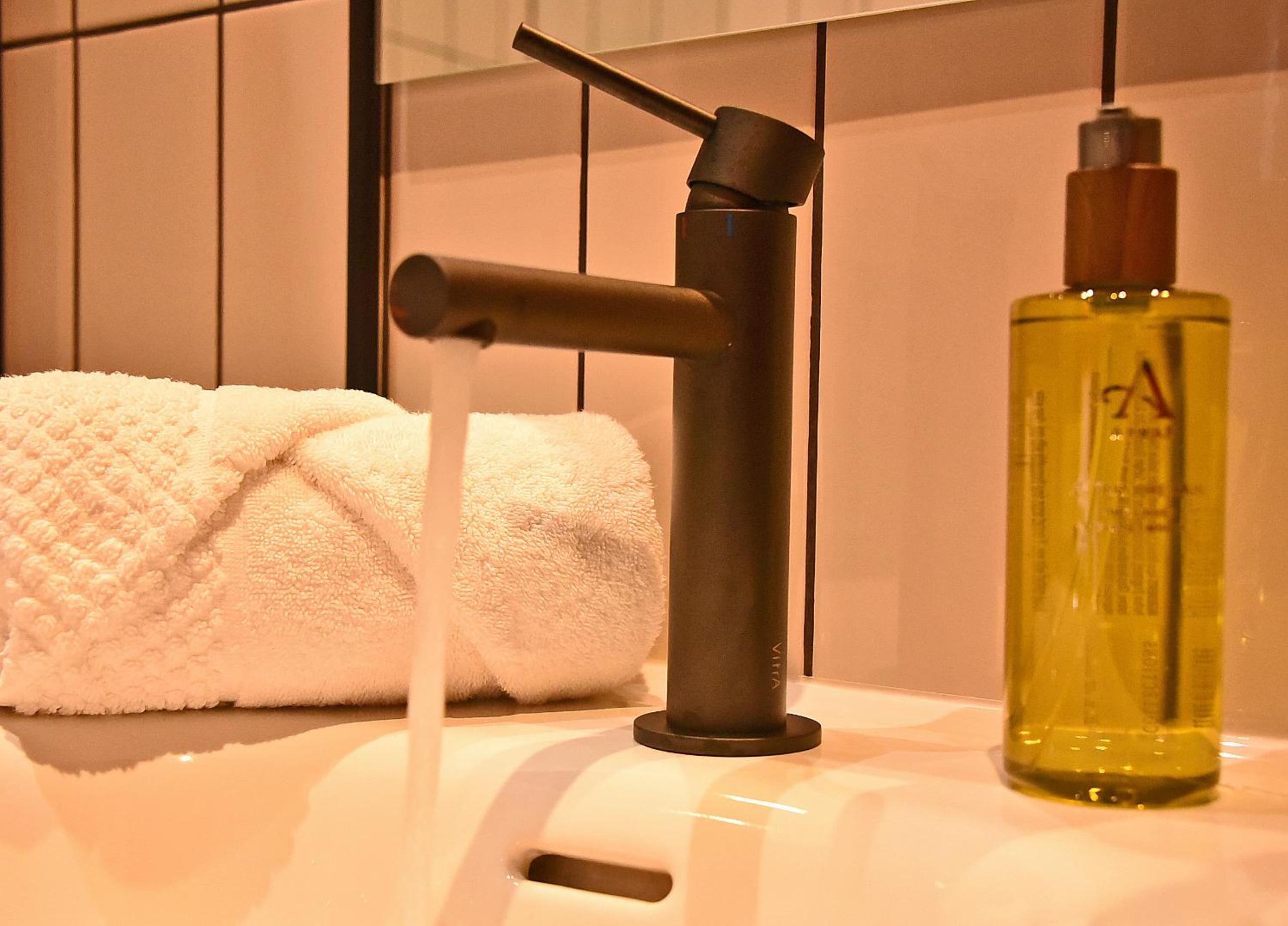 Deluxe King Room - Photo 5