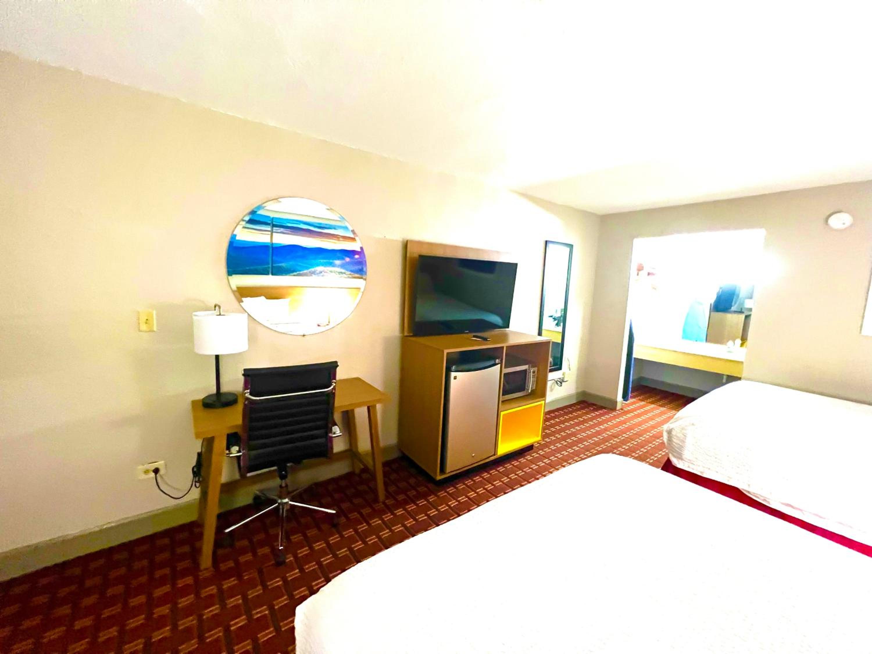 Queen Room with Two Queen Beds - Non-Smoking - Photo 2