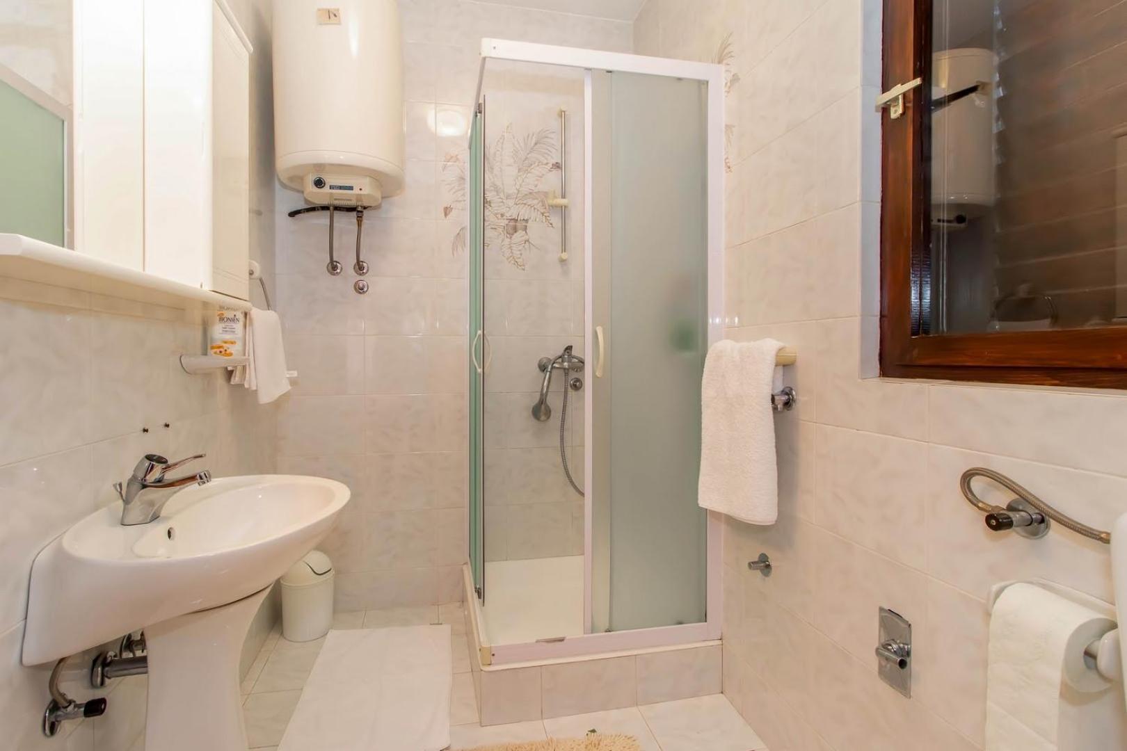 Deluxe Double Room (2 Adults + 1 Child) photo 3